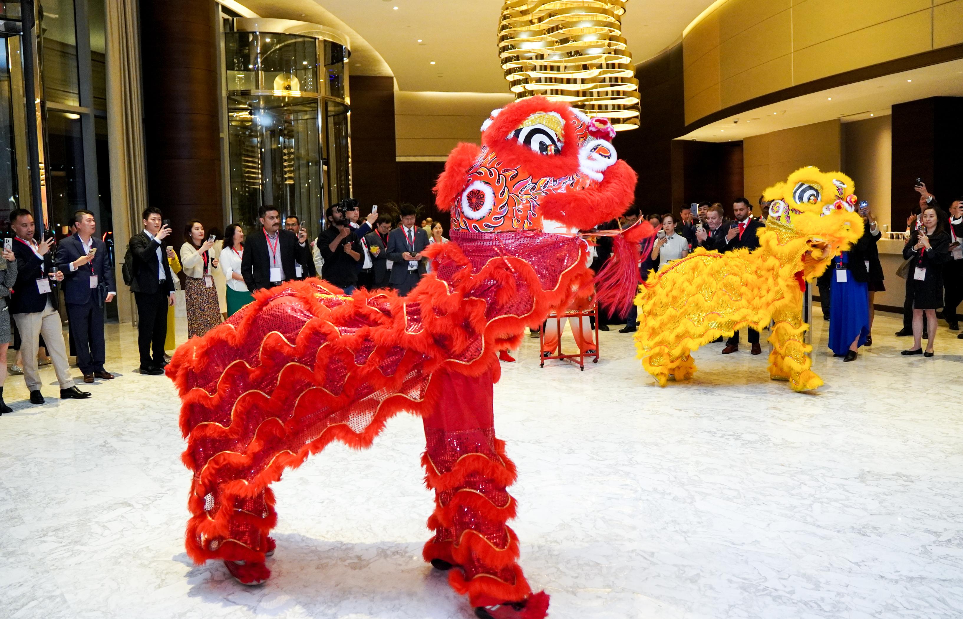The Hong Kong Economic and Trade Office in Dubai, in collaboration with the Hong Kong Trade Development Council, hosted gala dinners in Riyadh, Saudi Arabia on February 24 (Riyadh time) and in Dubai, the United Arab Emirates on February 25 (Dubai time). Photo shows guests enjoying traditional lion dance.