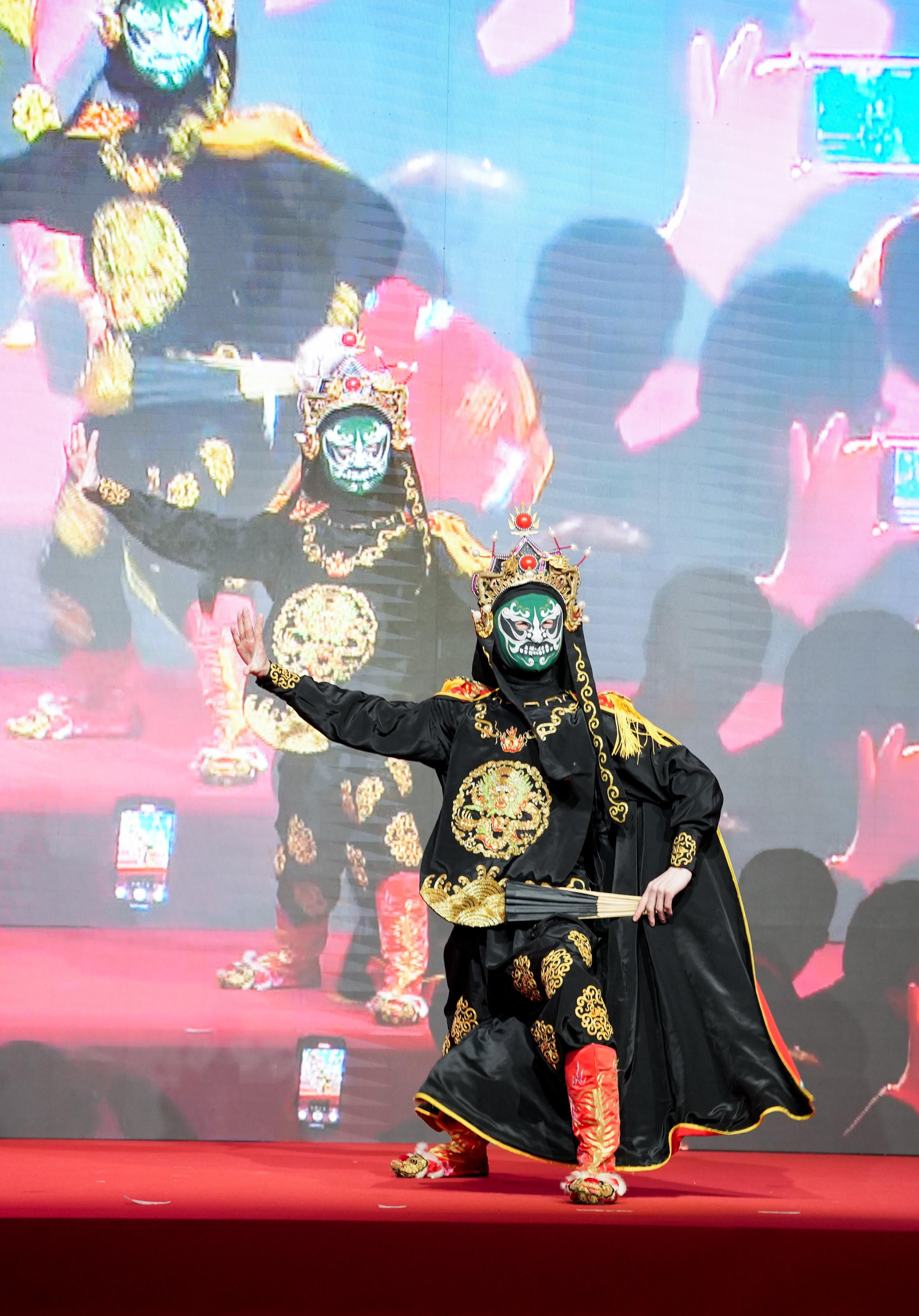 The Hong Kong Economic and Trade Office in Dubai, in collaboration with the Hong Kong Trade Development Council, hosted gala dinners in Riyadh, Saudi Arabia on February 24 (Riyadh time) and in Dubai, the United Arab Emirates on February 25 (Dubai time). Photo shows the face-changing master performing ancient Chinese theatrical art form from Sichuan opera at the dinner.
