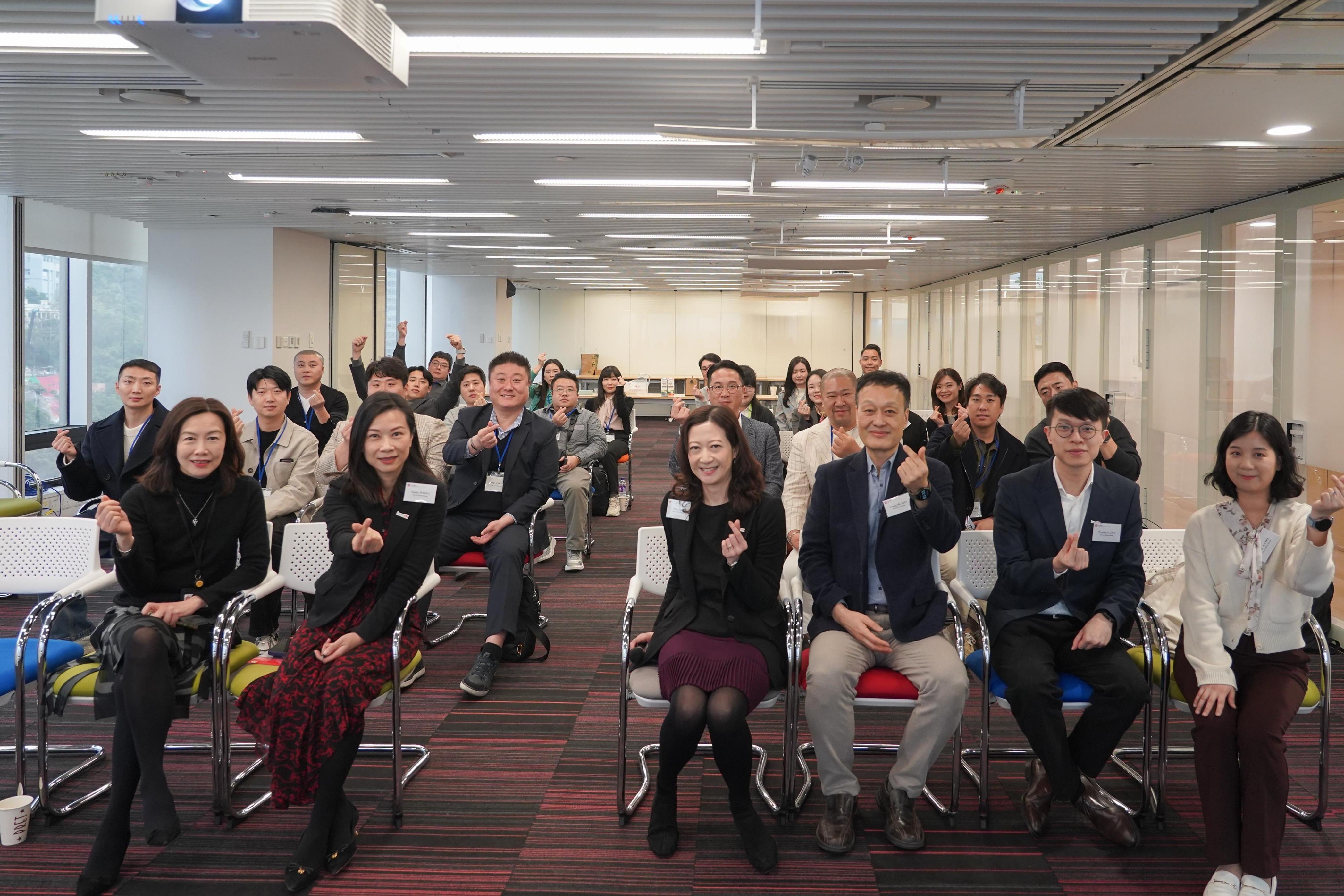 多家韓國餐飲企業在二月二十五至二十七日來港實地考察，了解商機。圖示投資推廣署與韓國餐飲企業代表參與為期三日的考察團。