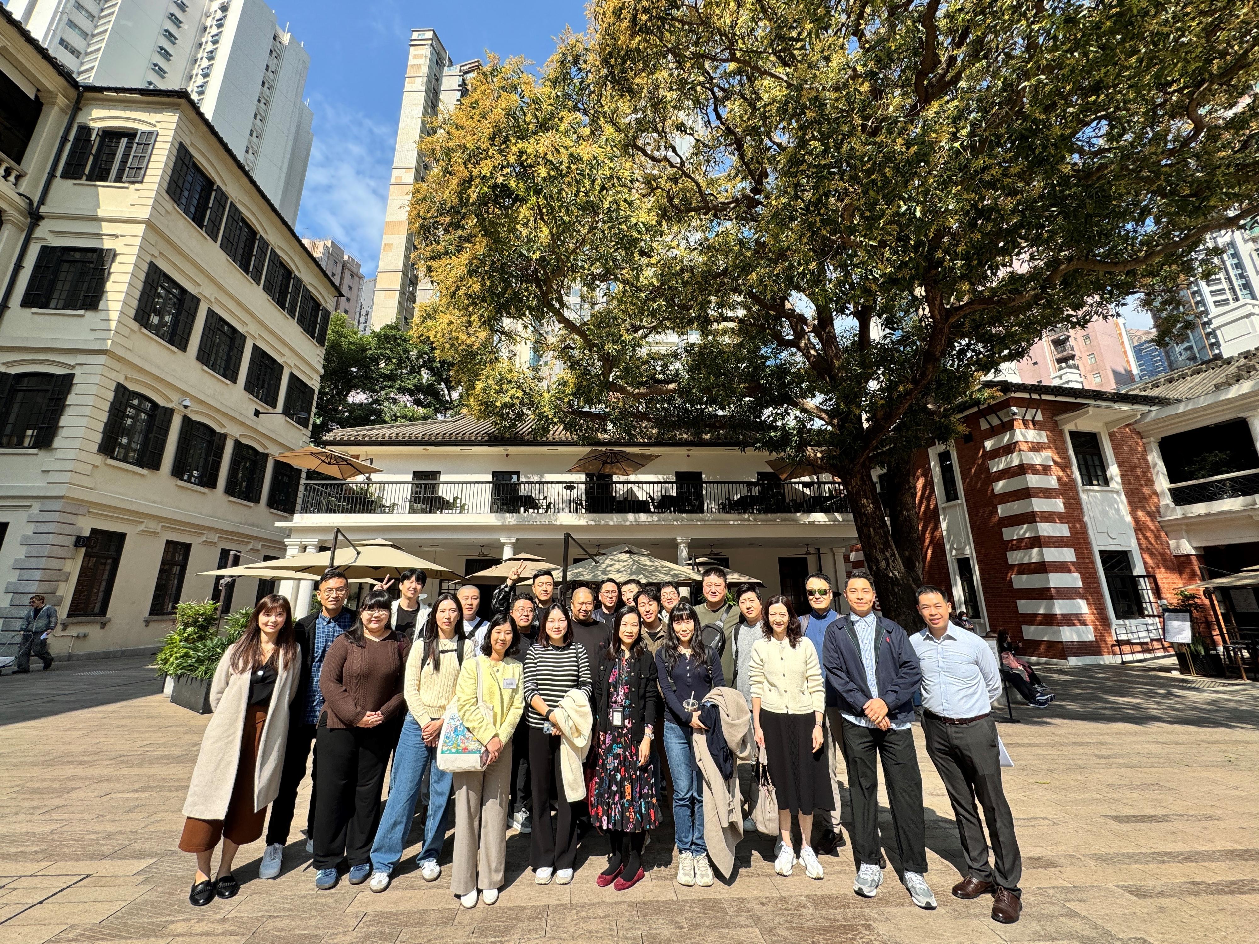 多家韓國餐飲企業在二月二十五至二十七日來港實地考察，了解商機。圖示投資推廣署代表與韓國代表團參觀大館實地考察，了解香港餐飲業的最新發展。