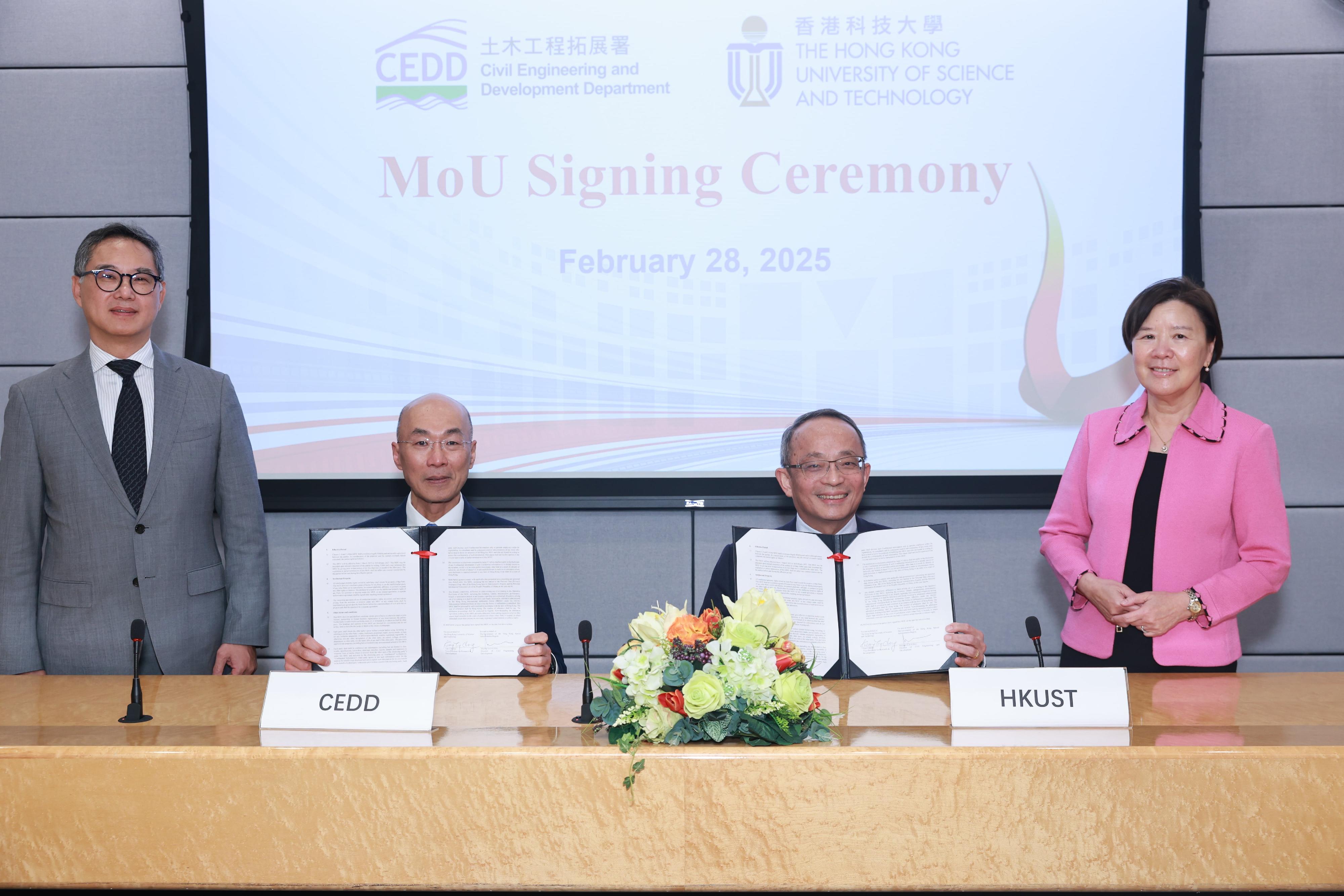 The Civil Engineering and Development Department and the Hong Kong University of Science and Technology (HKUST) signed a Memorandum of Understanding (MOU) on research studies related to sustainable infrastructure development and land formation today (February 28). Photo shows the Director of Civil Engineering and Development, Mr Michael Fong (front row, left), and the Vice-President for Research and Development of the HKUST, Professor Tim Cheng (front row, right), signing the MOU as witnessed by the Permanent Secretary for Development (Works), Mr Ricky Lau (back row, left), and the President of the HKUST, Professor Nancy Ip (back row, right).
