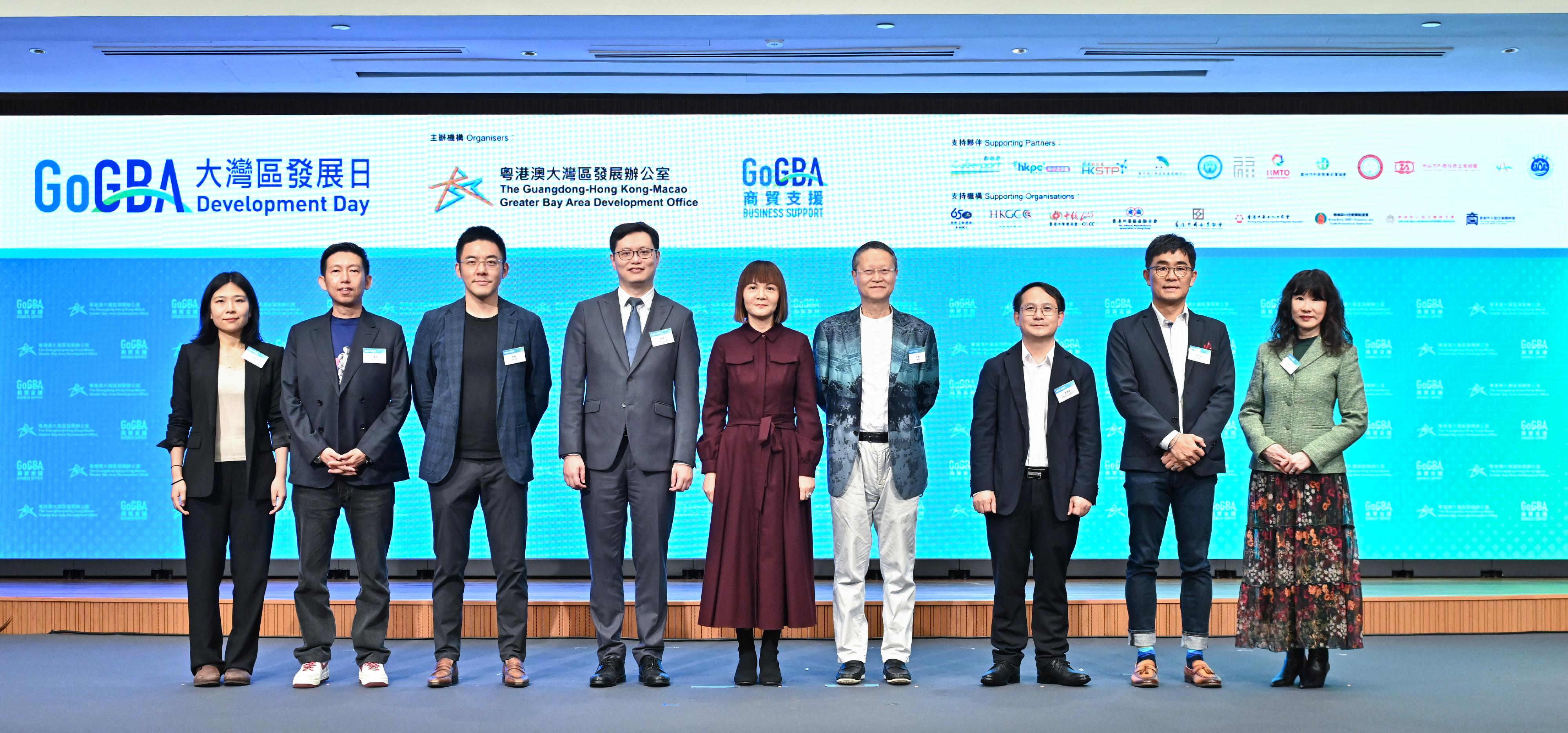 政制及內地事務局粵港澳大灣區發展辦公室今日（二月二十八日）舉辦「GoGBA大灣區發展日」。圖示粵港澳大灣區發展專員陳潔玲（中）、香港貿易發展局副總裁劉會平博士（左四）、中歐資本董事長（深圳中歐基金投資有限公司）張俊博士（右四）、思謀集團首席財務官李維（左三）、中國（深圳）綜合開發研究院院長助理、數字經濟與全球戰略研究所所長曹鐘雄博士（右三）、優必選科技首席品牌官兼香港辦公室總裁譚旻（左二）、騰訊雲港澳總經理蔡毅海（右二）、百圖生科香港Innohub運營負責人林熠溦（左一）和香港貿易發展局研究總監范婉兒（右一）在研討會上合照。