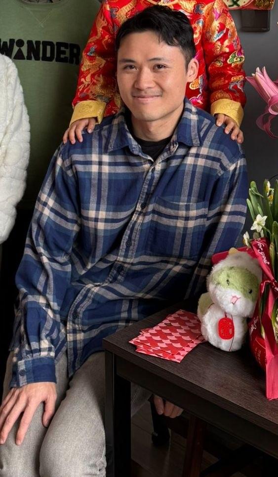 三十四歲男子曾卓榮身高約一點七三米，體重約七十三公斤，中等身材，方面型，黃皮膚及蓄短黑髮。他最後露面時身穿黑色上衣、藍色牛仔褲及白色運動鞋。