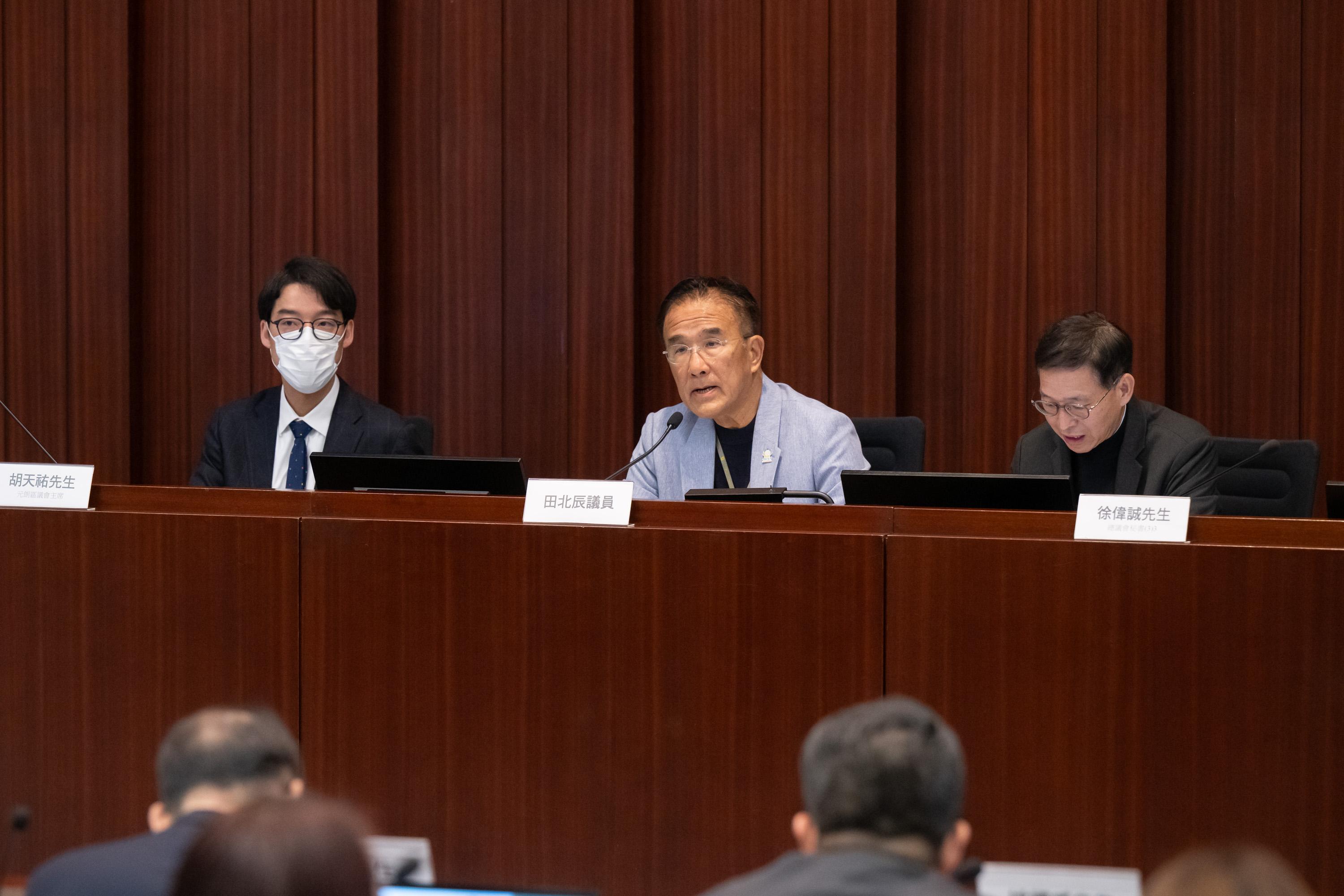 Legislative Council (LegCo) Members meets with Yuen Long District Council (DC) and Islands DC members at the LegCo Complex today (February 28). Members of LegCo and Yuen Long DC discuss issues on expediting the recreational and sports facility projects in the district.
