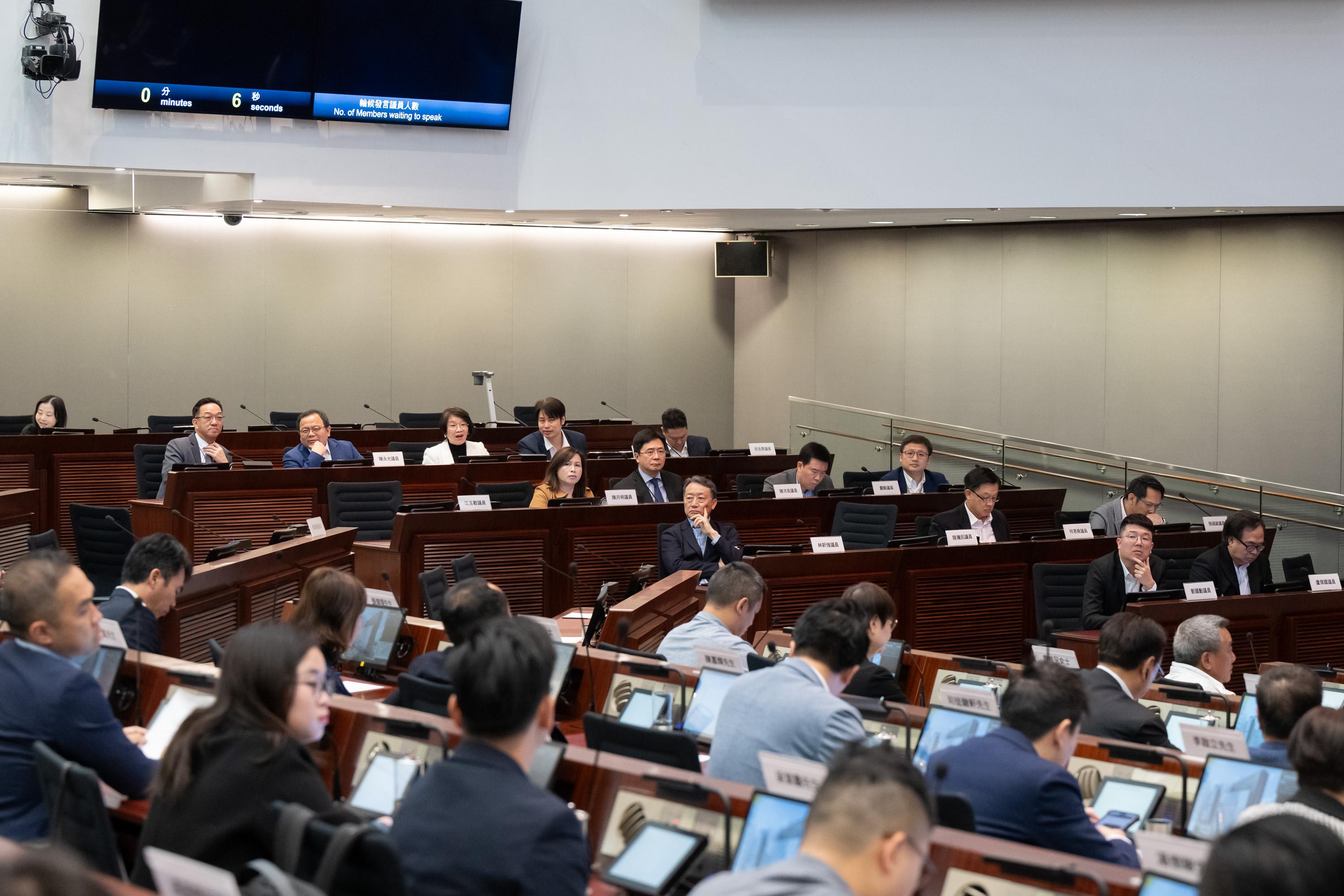 Legislative Council (LegCo) Members meets with Yuen Long District Council (DC) and Islands DC members at the LegCo Complex today (February 28). Members of LegCo and Yuen Long DC exchange views on the expansion plan of Tin Shui Wai Hospital, as well as the infrastructural development of the Northern Metropolis and the related rural sewage improvement works.
