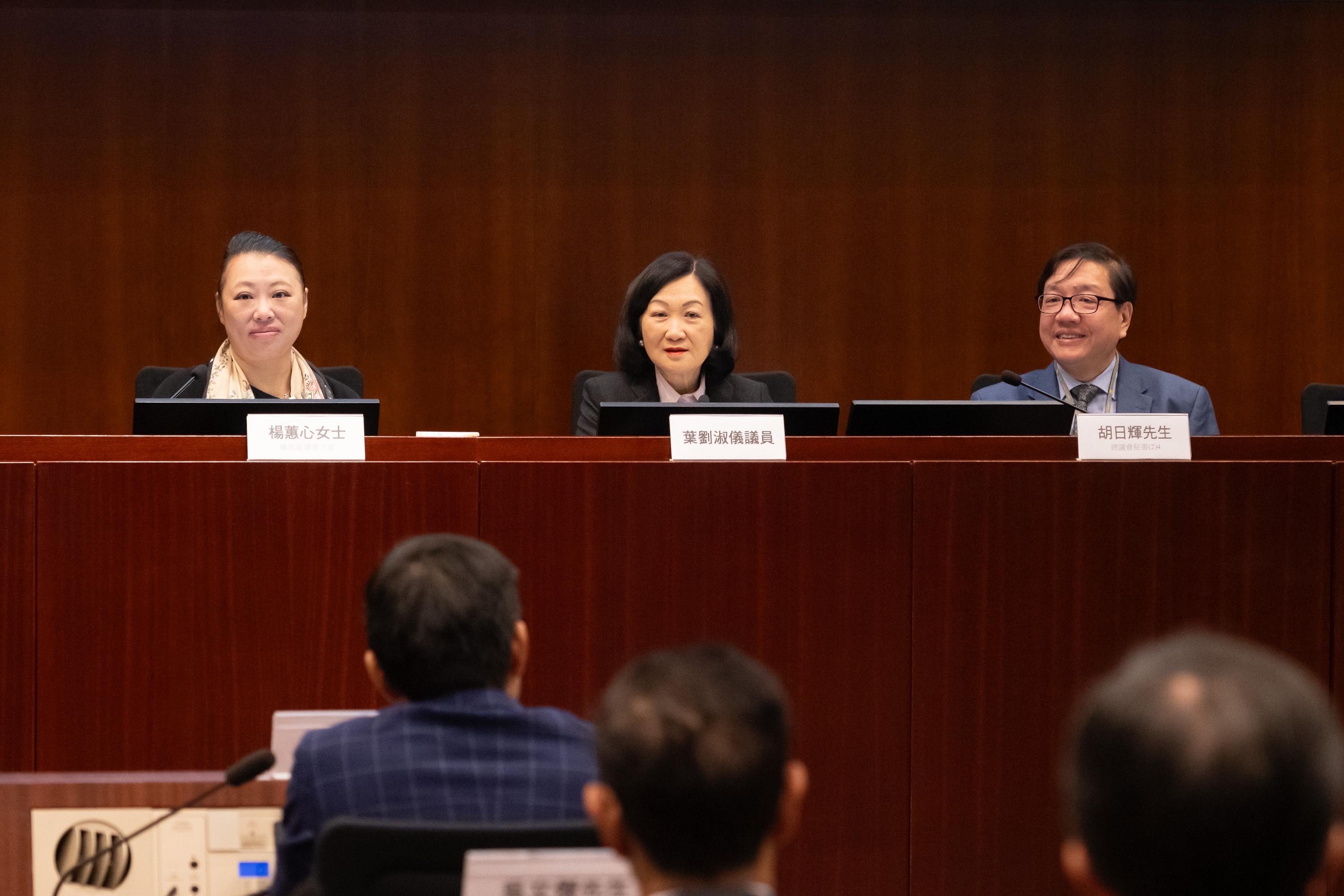 Legislative Council (LegCo) Members meets with Yuen Long District Council (DC) and Islands DC members at the LegCo Complex today (February 28). Members of LegCo and Islands DC discuss the public facilities, public services, and ancillary transport facilities of the Tung Chung New Town Extension.