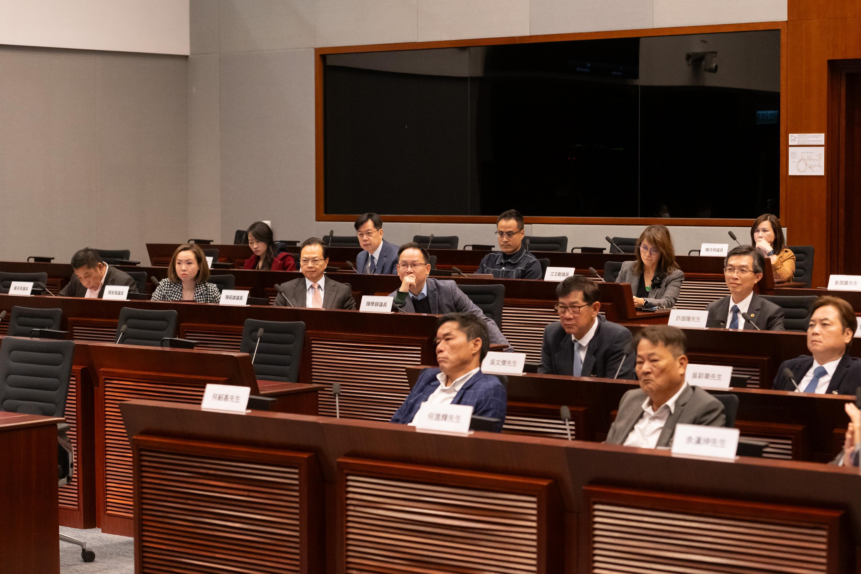 Legislative Council (LegCo) Members meets with Yuen Long District Council (DC) and Islands DC members at the LegCo Complex today (February 28). Members of LegCo and Islands DC exchange views on the traffic congestion in the vicinity of Tung Chung Town centre, as well as implementing initiatives from the Policy Address to develop tourist hotspots in the Islands districts.

