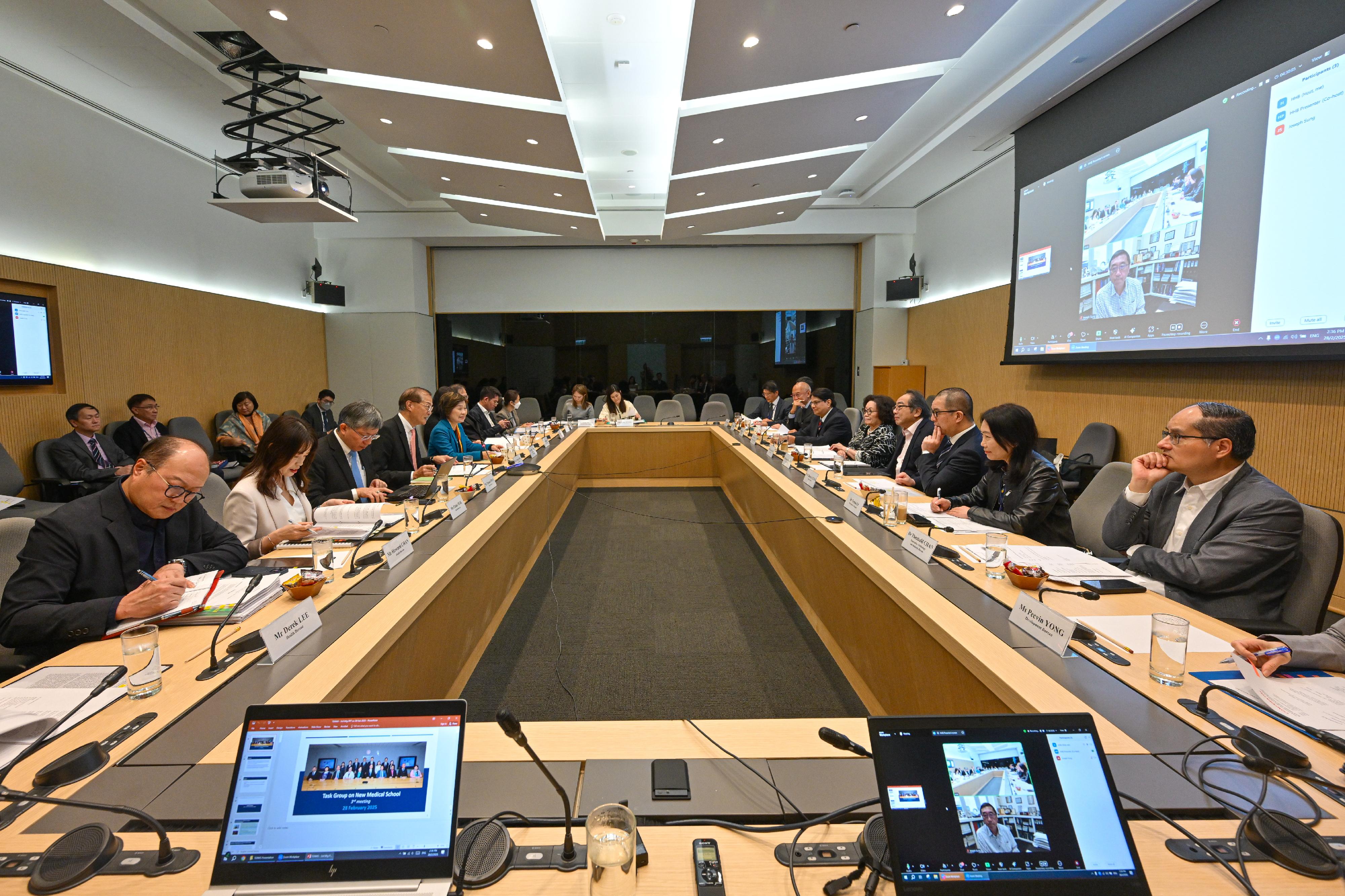 The Secretary for Health, Professor Lo Chung-mau (fourth left), and the Secretary for Education, Dr Choi Yuk-lin (fifth left), co-chair the third meeting of the Task Group on New Medical School today (February 28) to discuss the next steps for evaluating proposals on the establishment of the third medical school.
