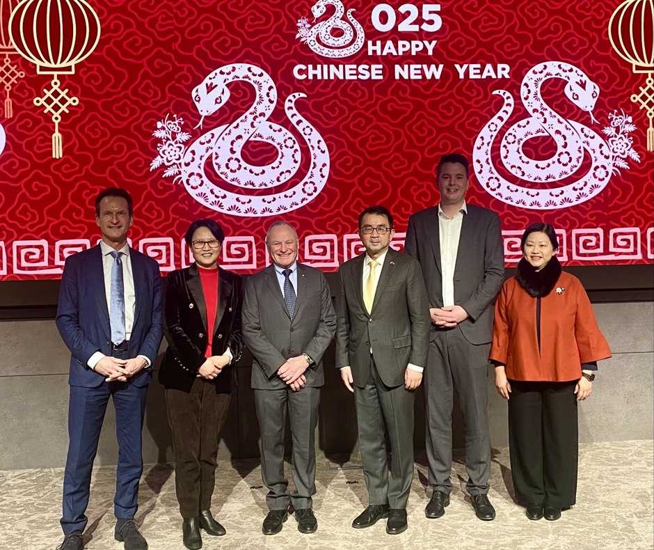 香港駐布魯塞爾經濟貿易辦事處（駐布魯塞爾經貿辦）於新春之際在歐洲多國舉辦盛大新春酒會，歡慶蛇年來臨。圖示（左起）盧森堡商會總幹事Carlos Thelen、中國－盧森堡商會主席謝竹君、盧森堡商會主席Fernand Ernster、中國駐盧森堡大使華寧、盧森堡經濟部長Lex Delles和香港駐歐洲聯盟特派代表翁佩雯。