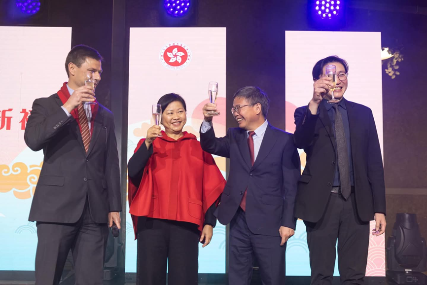 香港駐布魯塞爾經濟貿易辦事處於新春之際在歐洲多國舉辦盛大新春酒會，歡慶蛇年來臨。圖示（左起）葡萄牙香港工商會會長Bernardo Mendia、香港駐歐洲聯盟特派代表翁佩雯、中國駐葡萄牙大使趙本堂，以及香港貿易發展局法國、西班牙及葡萄牙代表黎樹基，在二月十七日（里斯本時間）於里斯本舉行的農曆新年招待會上舉杯祝酒。