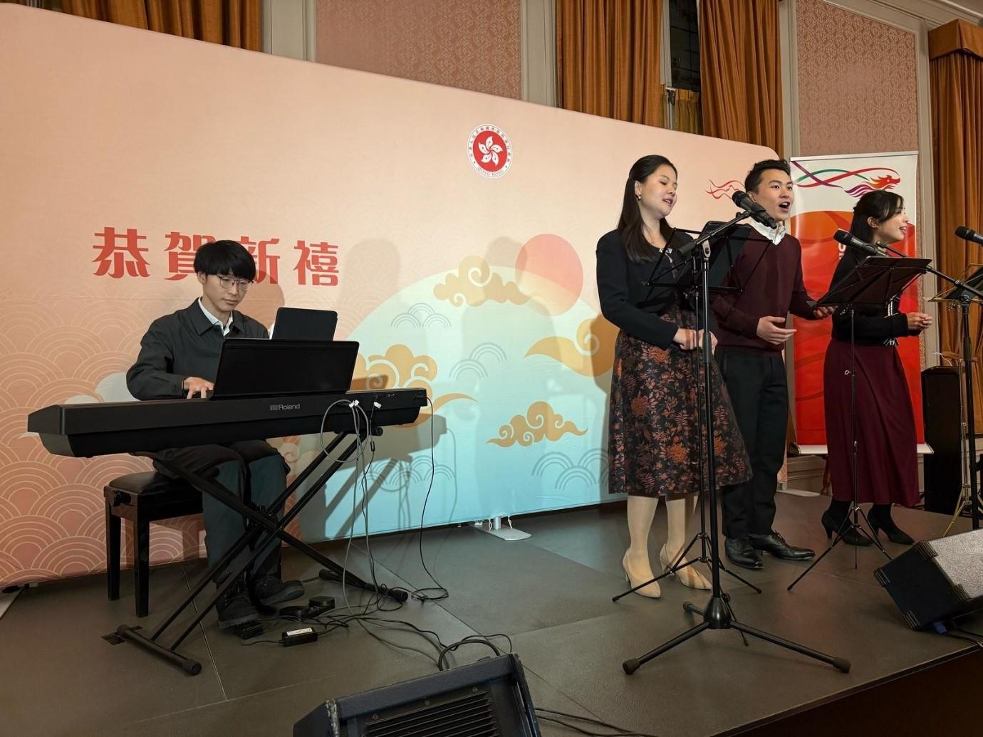 香港駐布魯塞爾經濟貿易辦事處（駐布魯塞爾經貿辦）於新春之際在歐洲多國舉辦盛大新春酒會，歡慶蛇年來臨。在二月二十日（海牙時間）荷蘭海牙舉行的新春酒會上，來自香港才華橫溢的音樂家帶來了混合充滿活力的流行粵語金曲及動人的歌劇詠嘆調的精彩表演。
