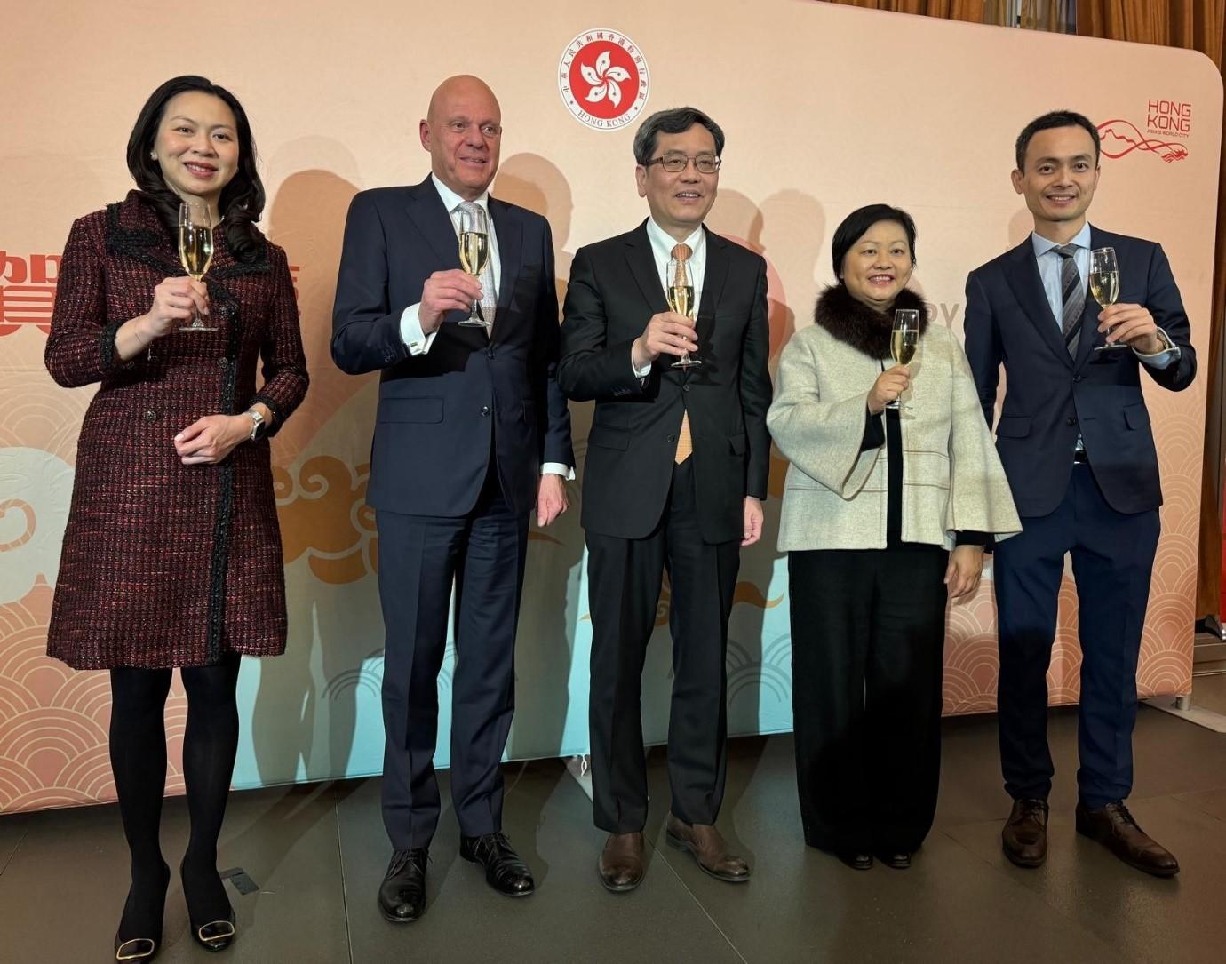 香港駐布魯塞爾經濟貿易辦事處（駐布魯塞爾經貿辦）於新春之際在歐洲多國舉辦盛大新春酒會，歡慶蛇年來臨。圖示（左起）駐布魯塞爾經貿辦副代表李詠璇、荷蘭香港工商總會主席Hans Poulis、中國駐荷蘭特命全權大使談踐、香港駐歐洲聯盟特派代表翁佩雯、香港貿易發展局歐洲和中亞及以色列首席代表盧逸峰。