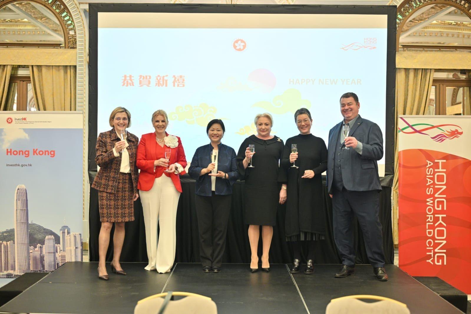 香港駐布魯塞爾經濟貿易辦事處（駐布魯塞爾經貿辦）於新春之際在歐洲多國舉辦盛大新春酒會，歡慶蛇年來臨。圖示（左起）駐布魯塞爾經貿辦投資推廣／招商引才總監 Paula Kant、羅馬尼亞全國女性創業聯盟主席Cristina Chiriac女士、香港駐歐洲聯盟特派代表翁佩雯、羅馬尼亞前總理維奧麗卡·登奇勒、中國駐羅馬尼亞使館臨時代辦華亞芳，以及羅馬尼亞電子與軟體產業協會 （ARIES Timisoara）主席Daniel Giurea。