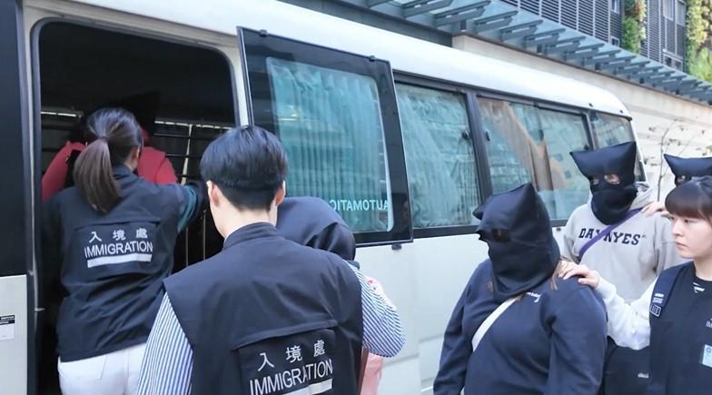入境事務處於二月二十七日採取執法行動，突擊搜查一間洗碗清潔公司，搗破一個非法勞工犯罪集團。圖示為懷疑公司骨幹成員在行動中被捕。

