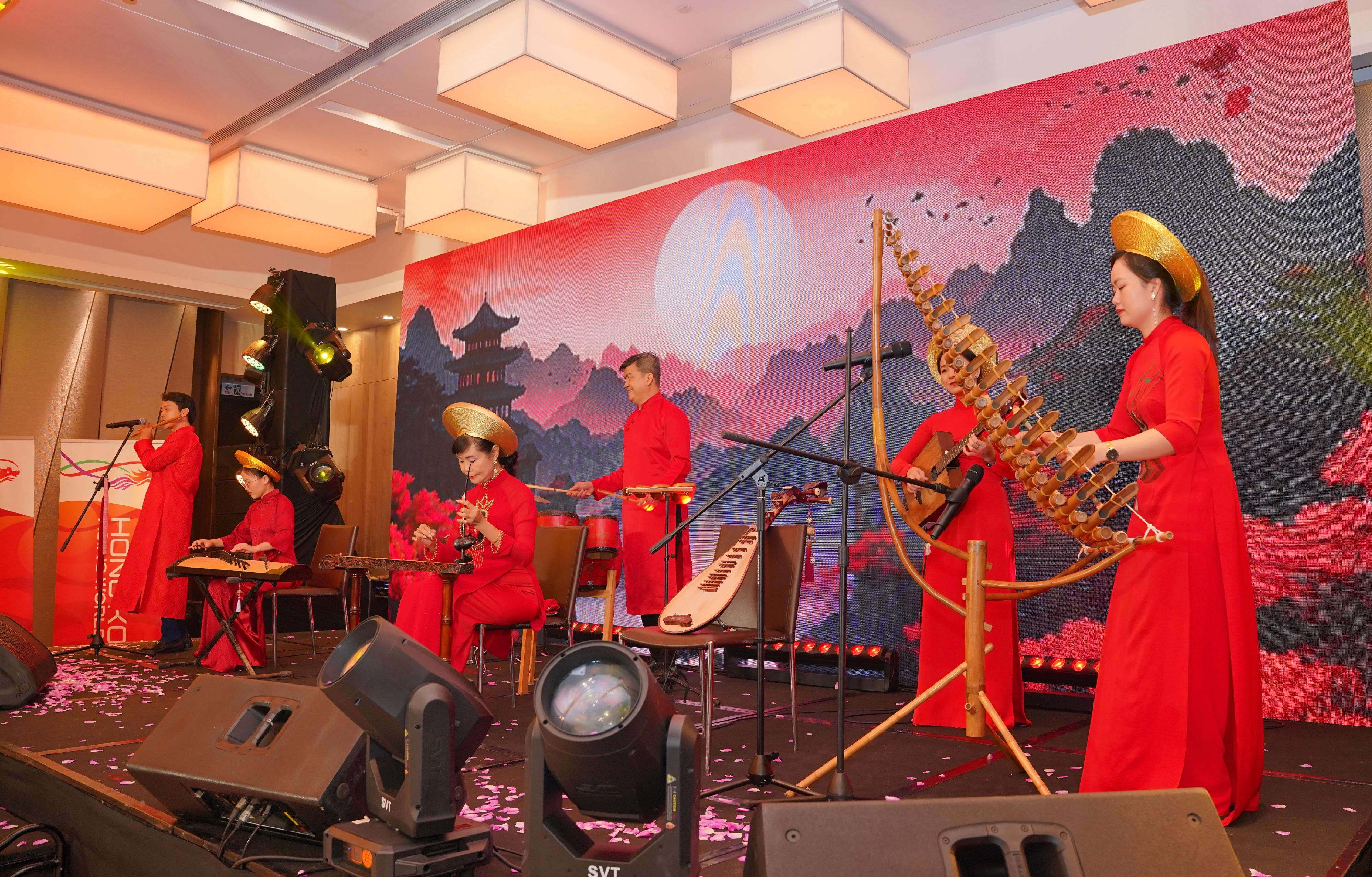The Hong Kong Economic and Trade Office in Singapore (Singapore ETO) hosted the first Chinese New Year dinner in Vietnam at Ho Chi Minh City yesterday (February 28), taking the opportunity to celebrate the new year and the Singapore ETO's 30th anniversary with the rapidly growing Vietnamese partners and counterparts. Photo shows a cultural performance during dinner, with a live band using traditional music instruments to play Chinese and Vietnamese songs. 