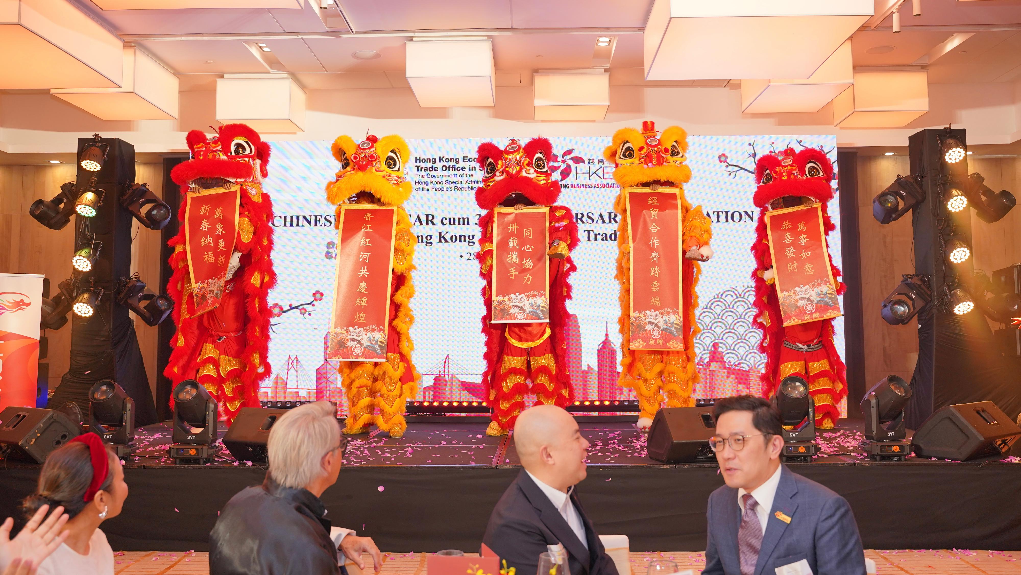 The Hong Kong Economic and Trade Office in Singapore (Singapore ETO) hosted the first Chinese New Year dinner in Vietnam at Ho Chi Minh City yesterday (February 28), taking the opportunity to celebrate the new year and the Singapore ETO's 30th anniversary with the rapidly growing Vietnamese partners and counterparts. Photo shows a lion dance performance in the dinner. 
