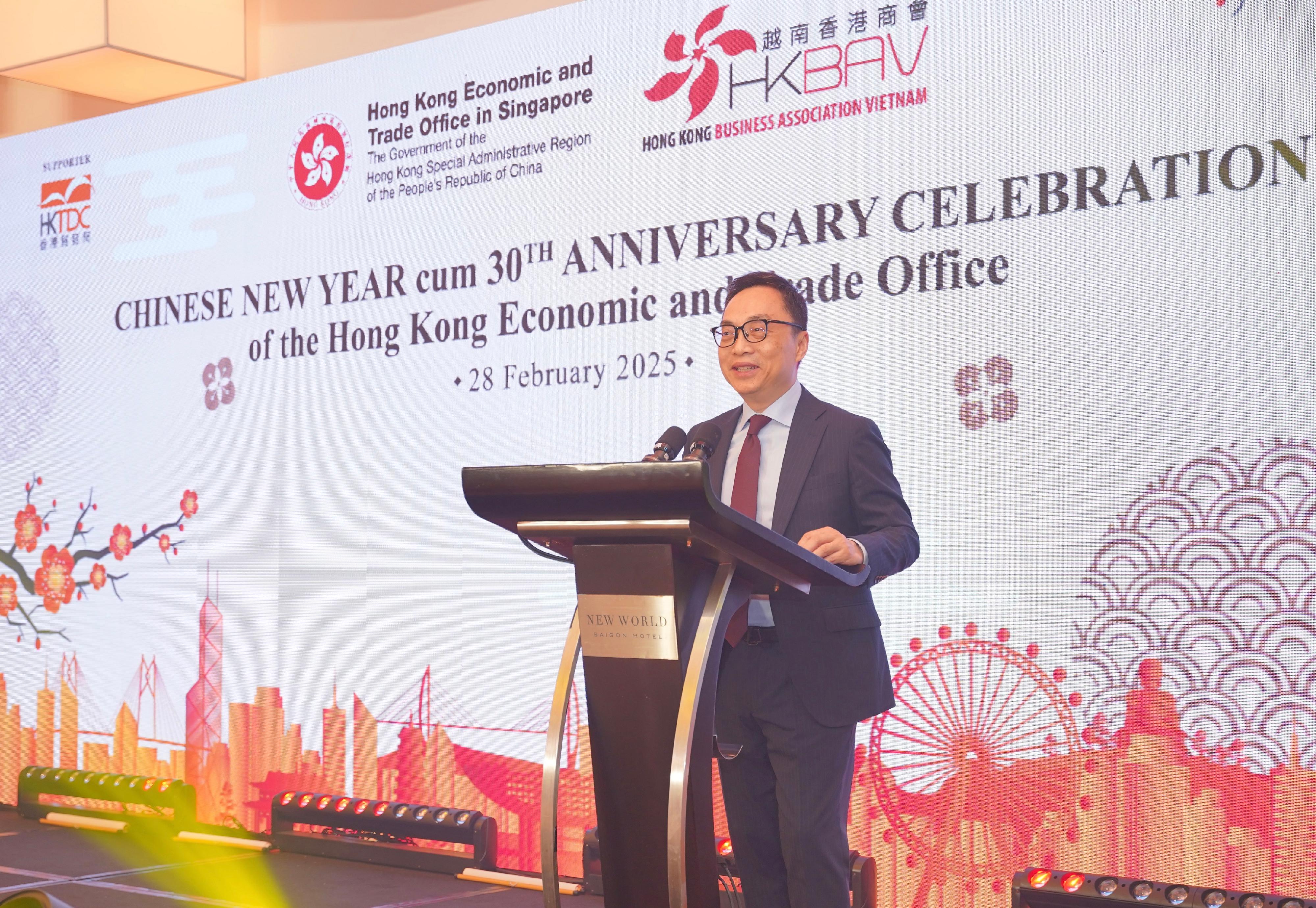 The Hong Kong Economic and Trade Office in Singapore (Singapore ETO) hosted the first Chinese New Year dinner in Vietnam at Ho Chi Minh City yesterday (February 28), taking the opportunity to celebrate the new year and the Singapore ETO's 30th anniversary with the rapidly growing Vietnamese partners and counterparts. Photo shows the Director of the Singapore ETO, Mr Owin Fung, giving a speech at the dinner recapping the multi-front work and achievements of Hong Kong and Vietnam collaboration efforts.