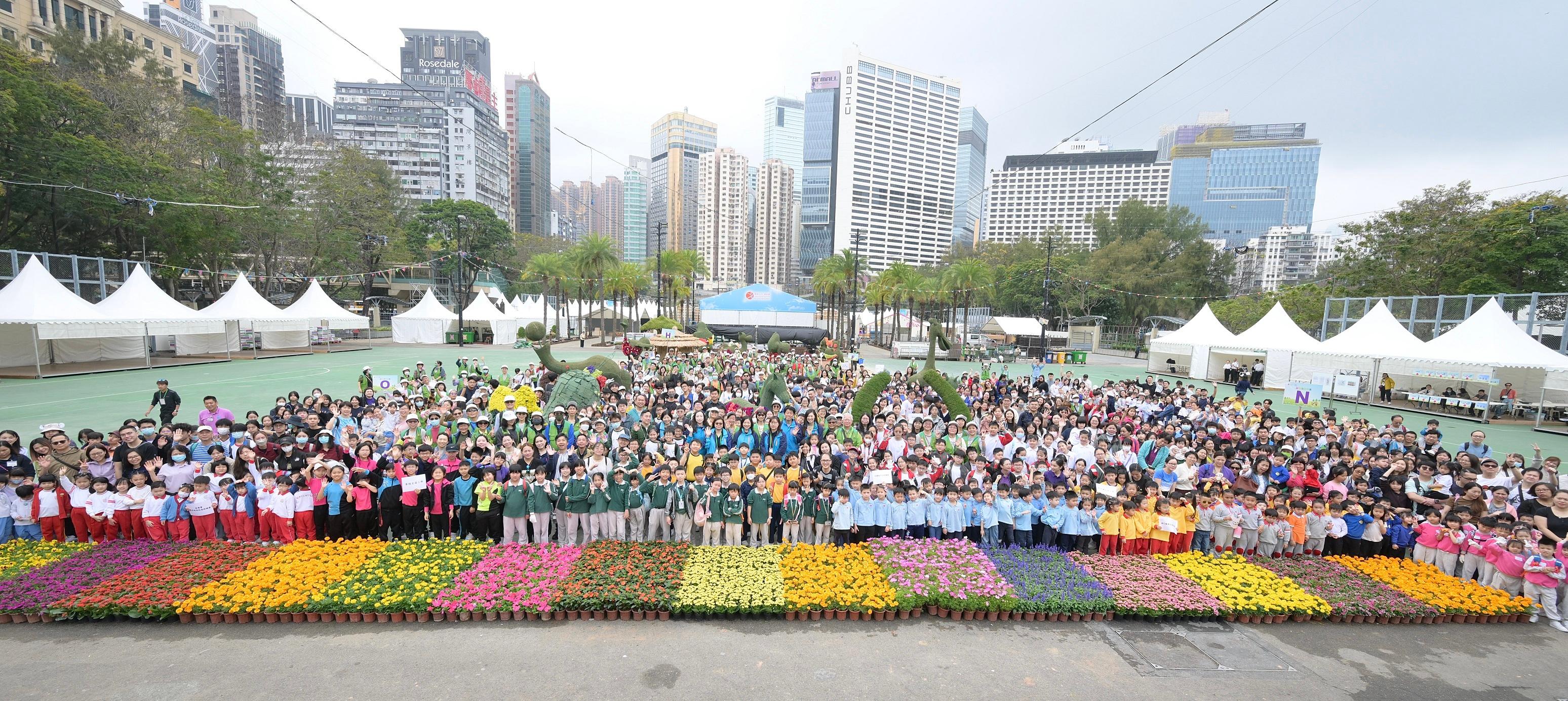More than 1 100 students from 38 schools helped put on a spectacular horticultural display, "Wonders of Africa", at Victoria Park today (March 1). The parterre is embellished with about 44 000 colourful flowers and plants of various species.