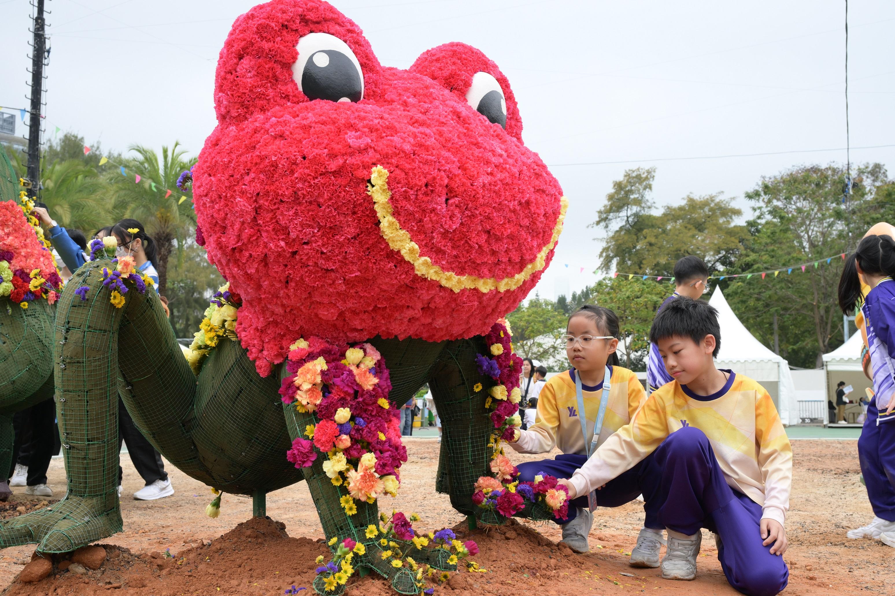 More than 1 100 students from 38 schools helped put on a spectacular horticultural display, "Wonders of Africa", at Victoria Park today (March 1). Photo shows students working on the display.
