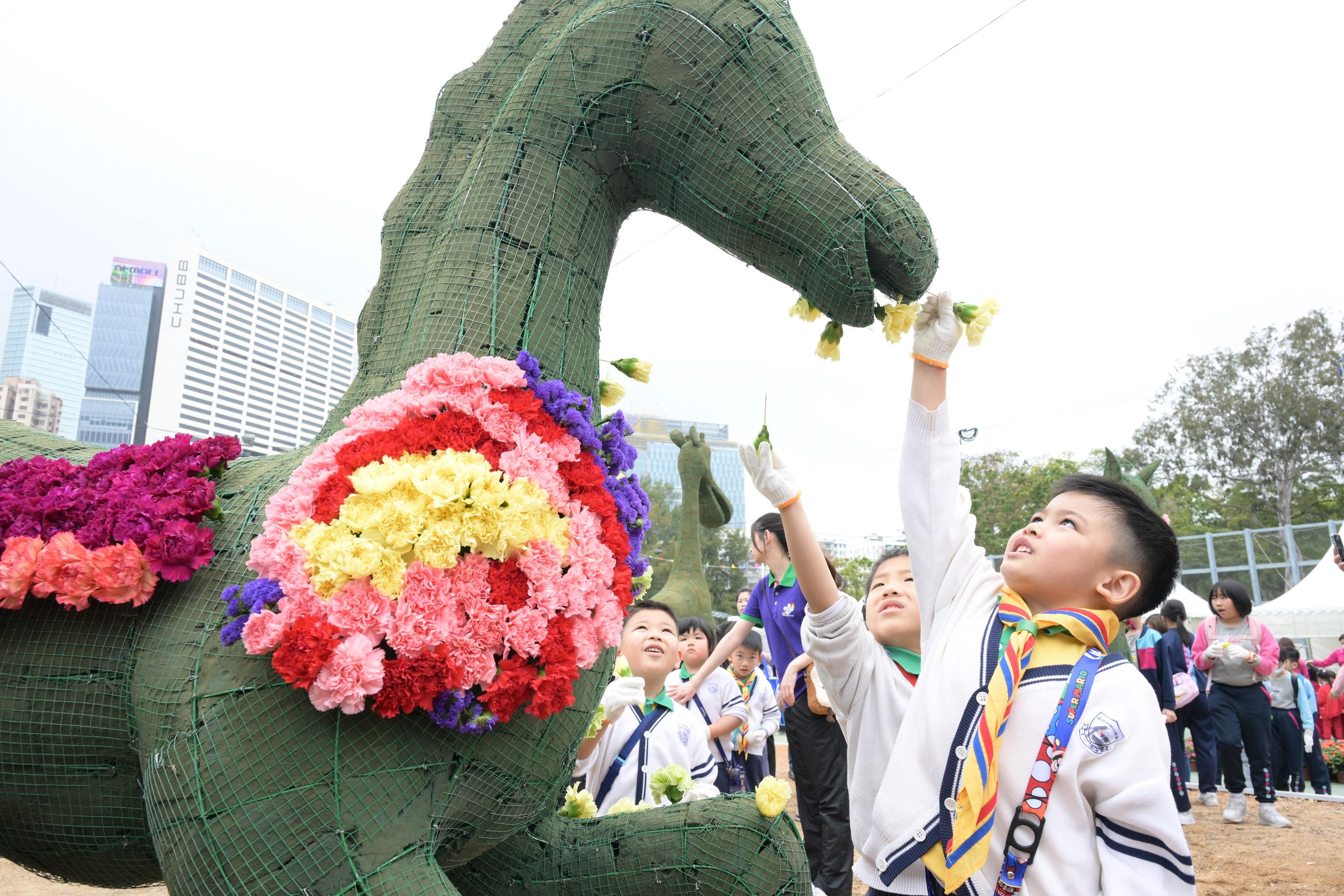 More than 1 100 students from 38 schools helped put on a spectacular horticultural display, "Wonders of Africa", at Victoria Park today (March 1). Photo shows students working on the display.