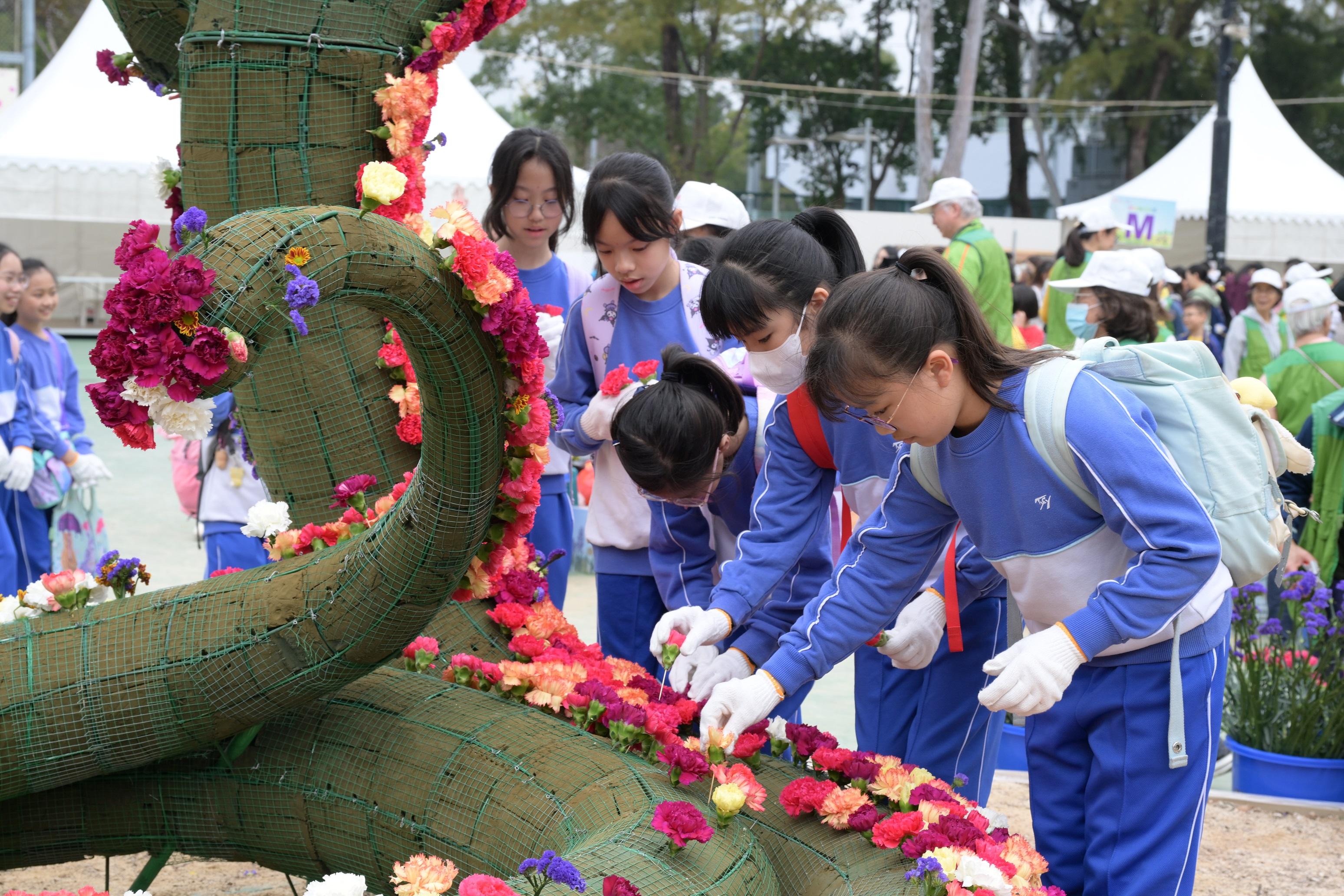 More than 1 100 students from 38 schools helped put on a spectacular horticultural display, "Wonders of Africa", at Victoria Park today (March 1). Photo shows students working on the display.