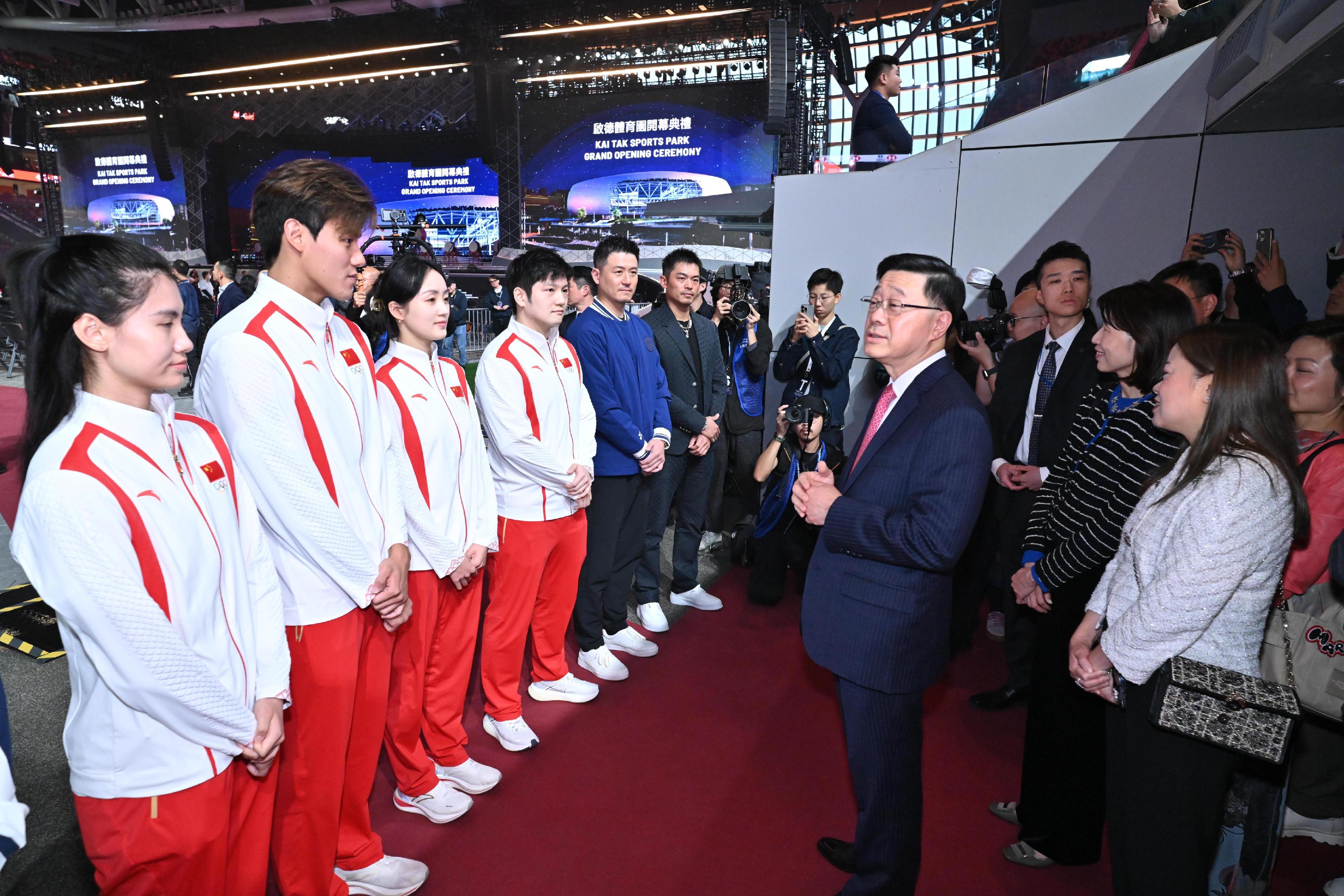 The Chief Executive, Mr John Lee, attended the Kai Tak Sports Park (KTSP) Grand Opening Ceremony today (March 1). Photo shows Mr Lee (fourth right) interacting with the Mainland athletes at KTSP. Looking on is the Secretary for Culture, Sports and Tourism, Miss Rosanna Law (first right).




