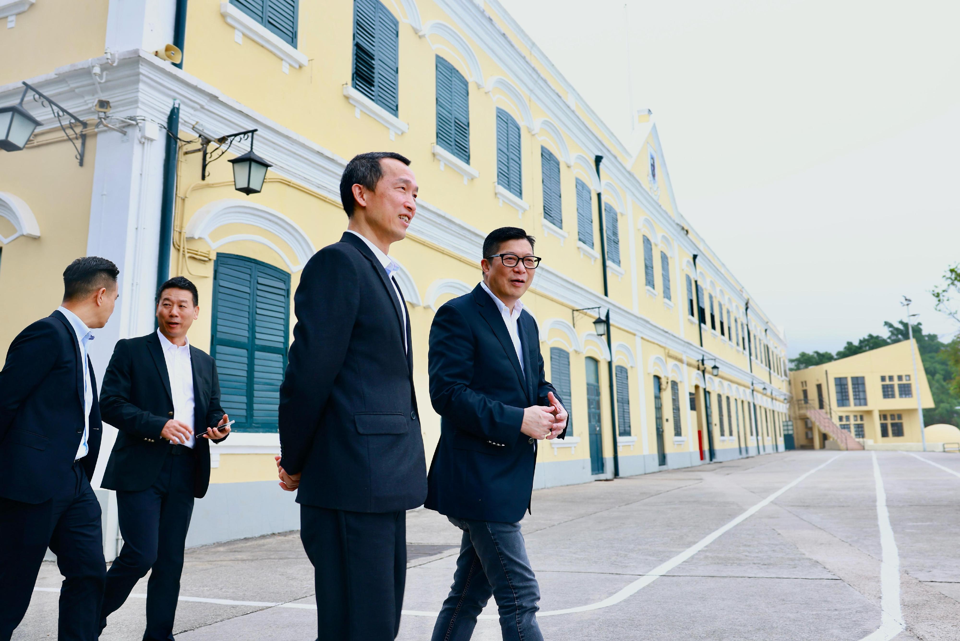 The Secretary for Security, Mr Tang Ping-keung, today (March 2) led members of the Security Bureau Youth Uniformed Group Leaders Forum on a Greater Bay Area study tour in Macao, completing a three-day, two-night exploration of national history and culture, as well as developments in various fields. Photo shows Mr Tang (right) touring the campus of the Academy of Public Security Forces.
