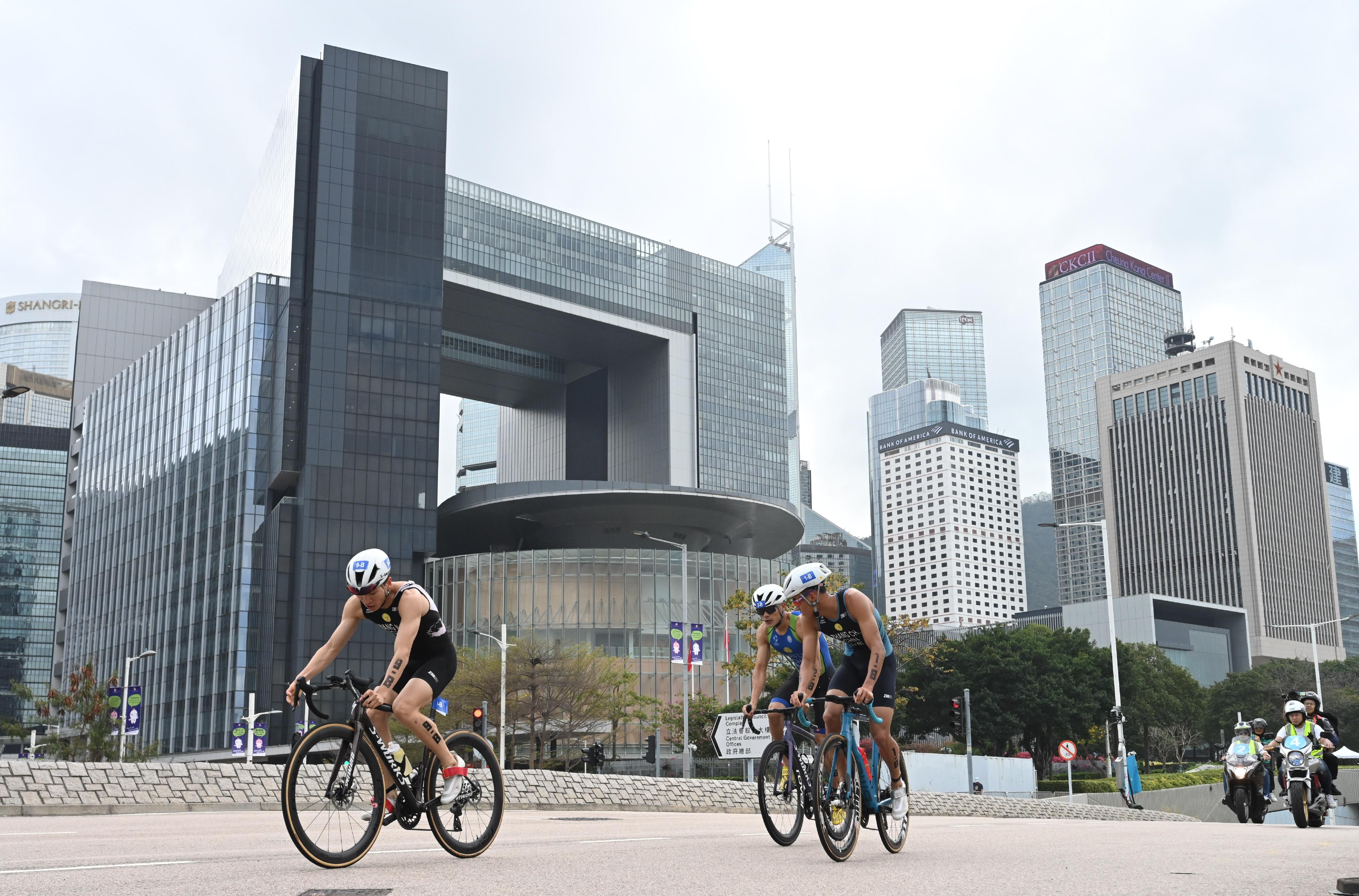 The 15th National Games Triathlon test event was held at the Central Harbourfront and Victoria Harbour today (March 2). Photo shows athletes competing in the cycling segment of the mixed relay event.

