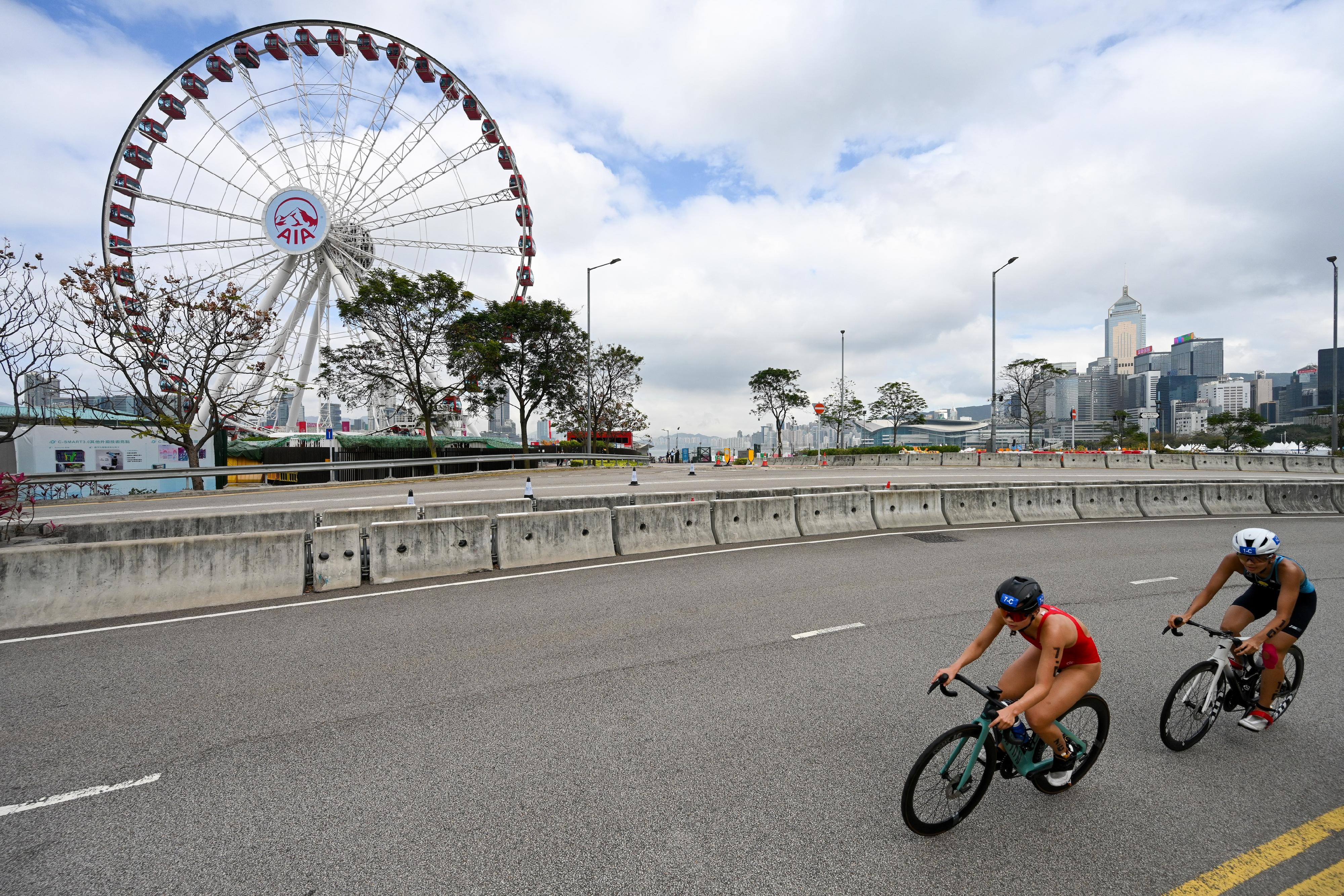 The 15th National Games Triathlon test event was held at the Central Harbourfront and Victoria Harbour today (March 2). Photo shows athletes competing in the cycling segment of the mixed relay event.