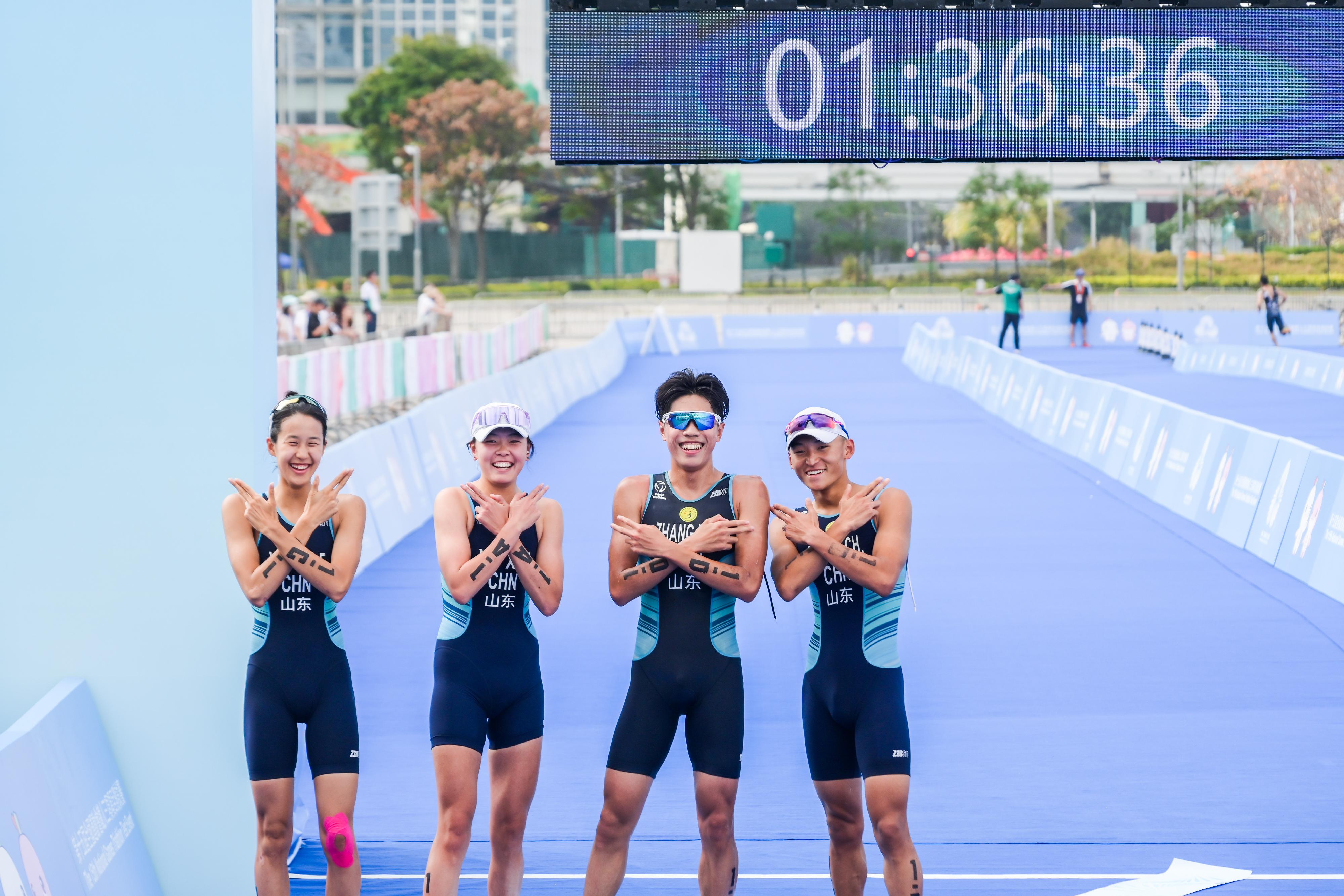 The mixed relay event of the 15th National Games Triathlon test event was held today (March 2) at the Central Harbourfront and Victoria Harbour. Photo shows athletes from the Champion team, Shandong team, taking a group photo after the race.