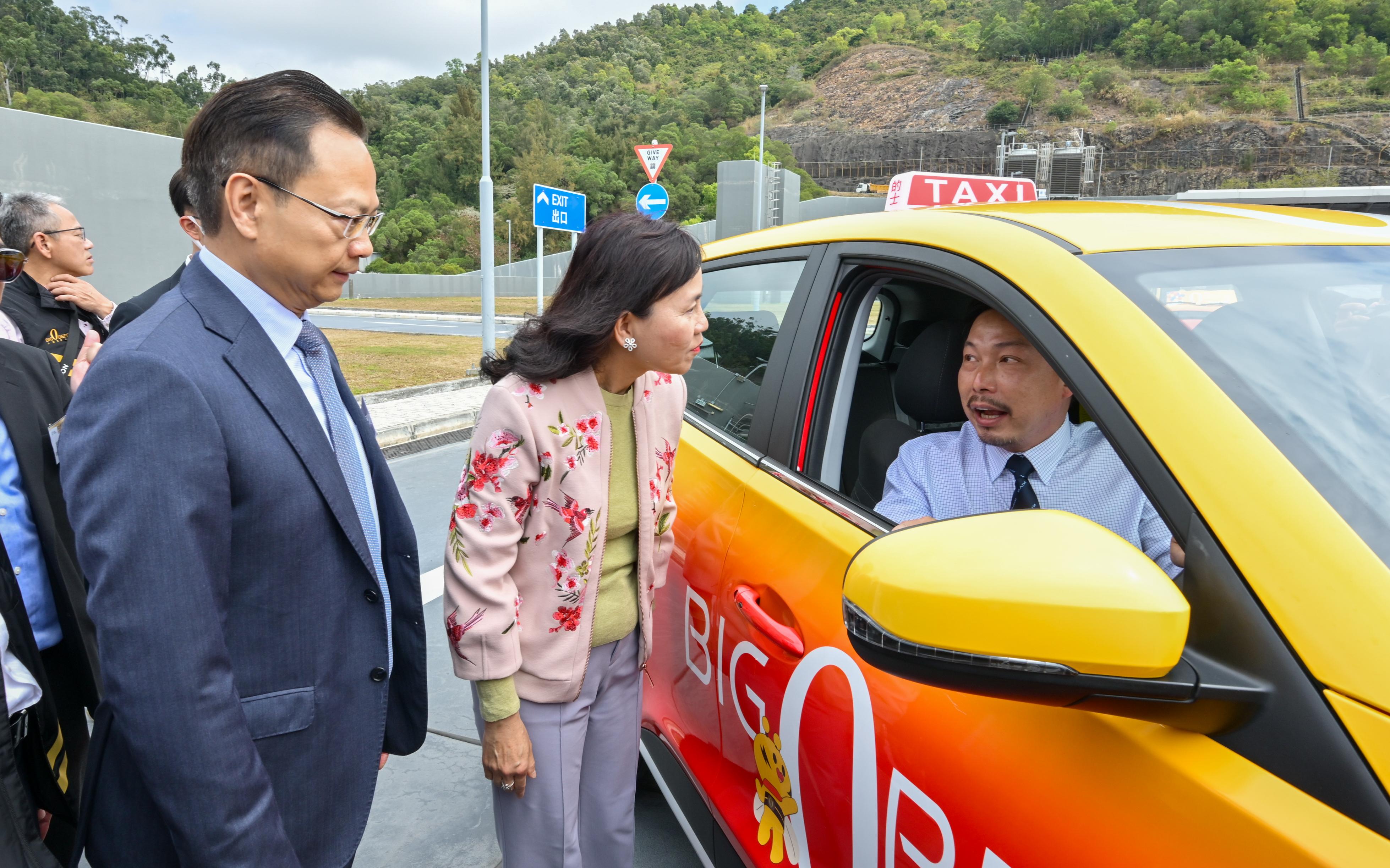 The Secretary for Transport and Logistics, Ms Mable Chan, today (March 3) attended the Taxi Fleet Launching Ceremony. The five selected taxi fleet operators will soon commence service gradually. Photo shows Ms Chan (centre) being briefed by a representative of a Big Bee fleet taxi operated by Sino Development (International) Company Limited.