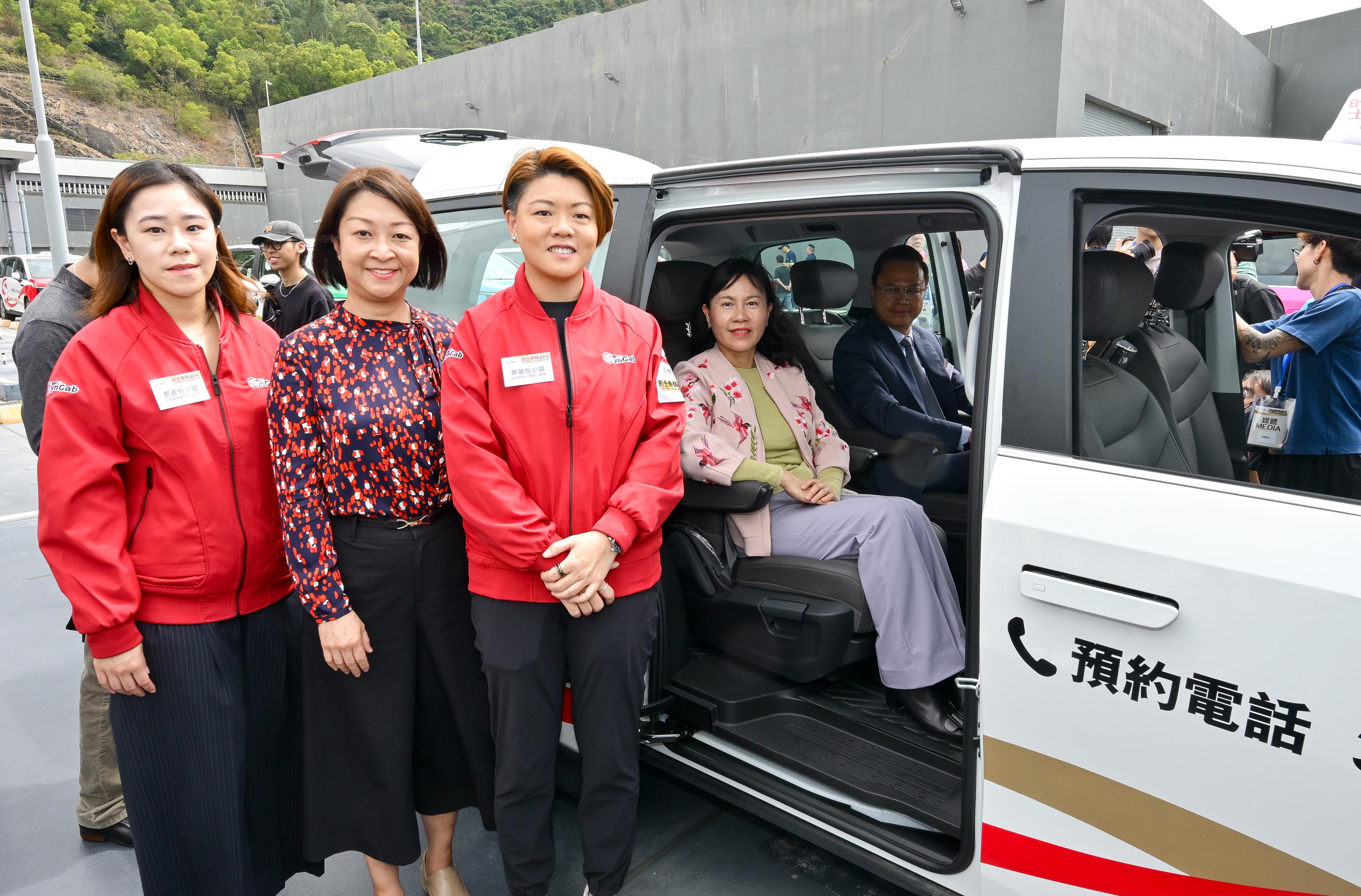 The Secretary for Transport and Logistics, Ms Mable Chan, today (March 3) attended the Taxi Fleet Launching Ceremony. The five selected taxi fleet operators will soon commence service gradually. Photo shows Ms Chan (second right) and the Commissioner for Transport, Ms Angela Lee (second left), with a SynCab fleet taxi operated by SynCab Service Limited.