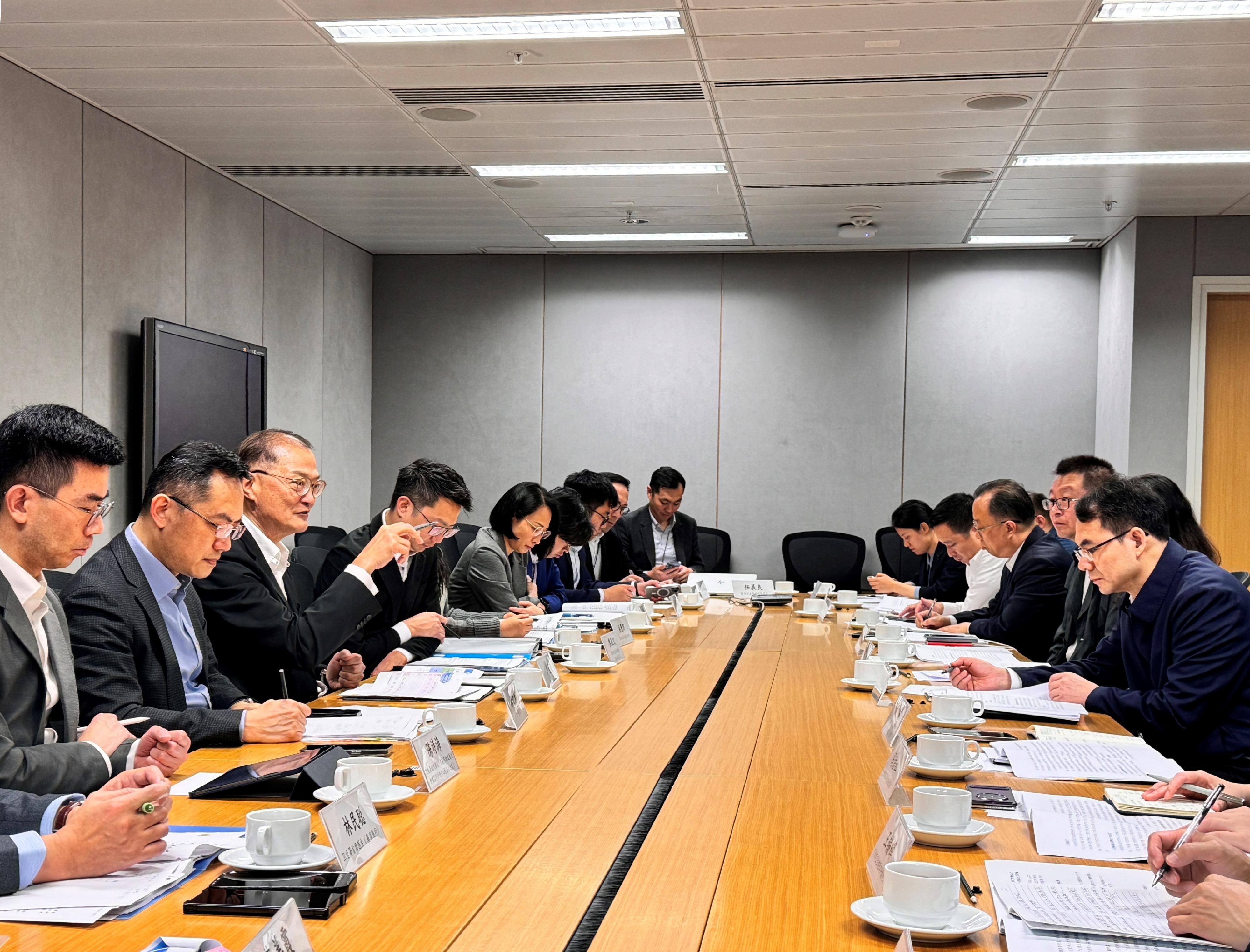 The Secretary for Health, Professor Lo Chung-mau (third left), meets with a delegation led by Vice Mayor of the Guangzhou Municipal People’s Government Mr Lai Zhihong (first right) today (March 4) to discuss the deepening of medical co-operation between Hong Kong and Guangzhou. The Director of Health, Dr Ronald Lam (second left), also attended.
