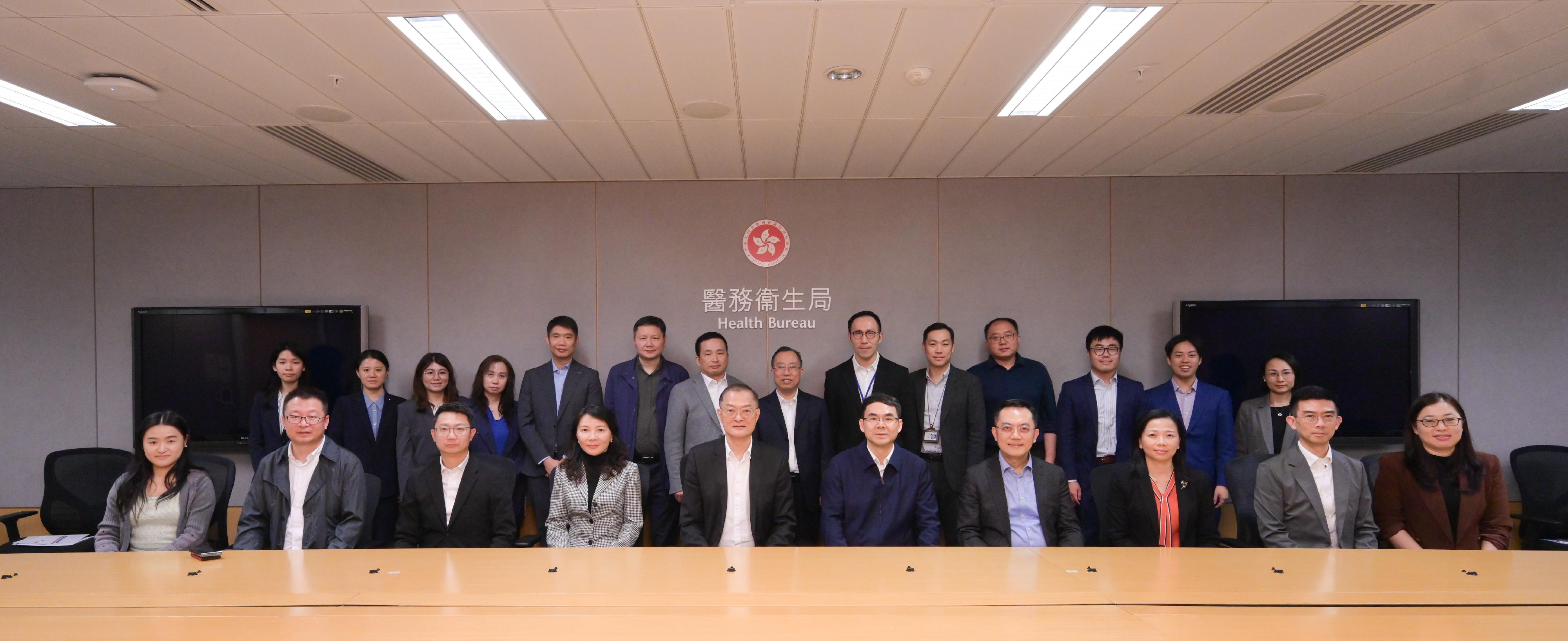 The Secretary for Health, Professor Lo Chung-mau, met with a delegation led by Vice Mayor of the Guangzhou Municipal People’s Government Mr Lai Zhihong today (March 4) to discuss the deepening of medical co-operation between Hong Kong and Guangzhou. Photo shows Professor Lo (front row, fifth left); Mr Lai (front row, fifth right); the Director of Health, Dr Ronald Lam (front row, fourth right); and other attendees of the meeting.
