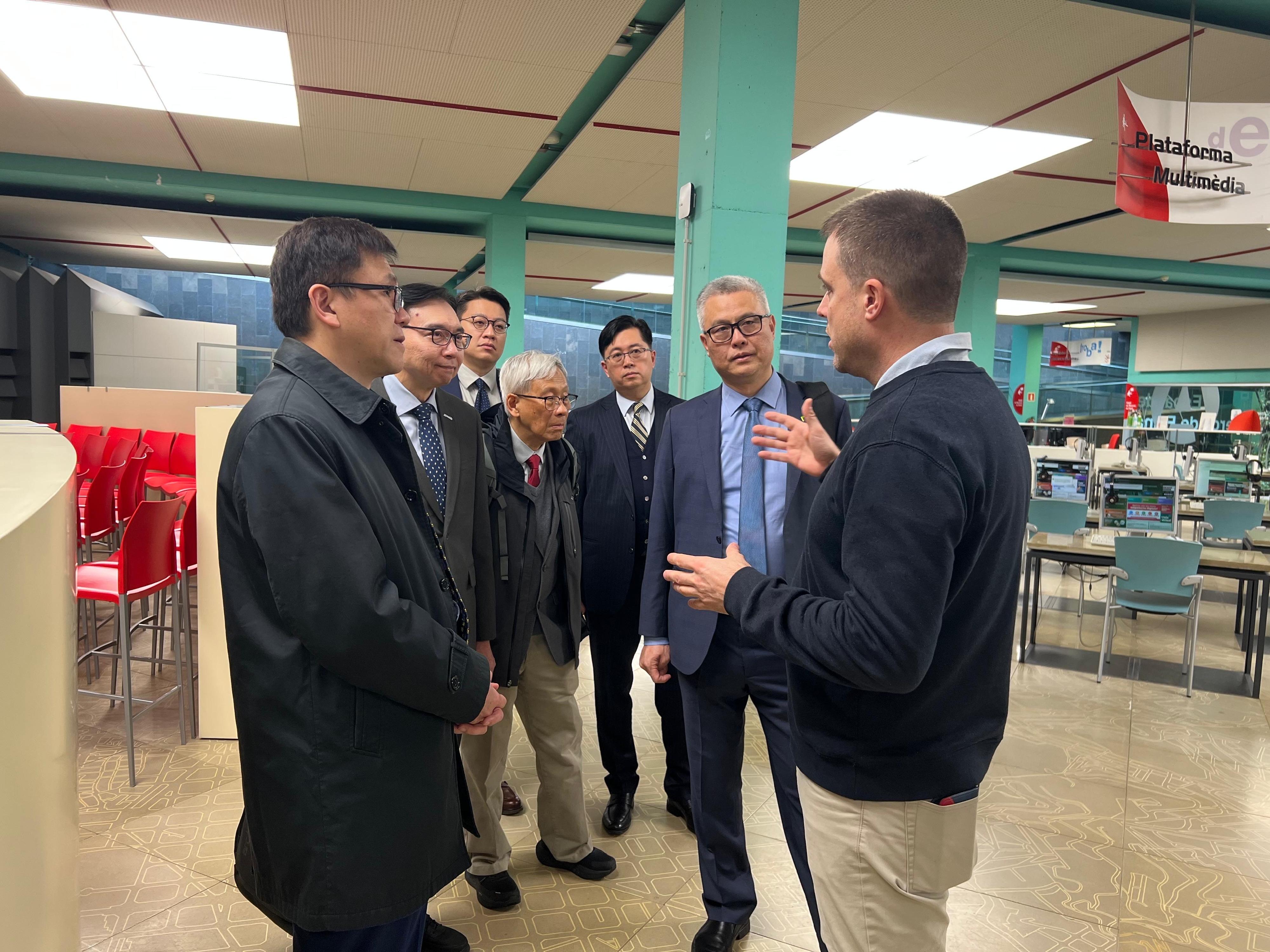 The Secretary for Innovation, Technology and Industry, Professor Sun Dong (first left), visited the Barcelona Activa in Barcelona, Spain on March 3 (Barcelona time).

