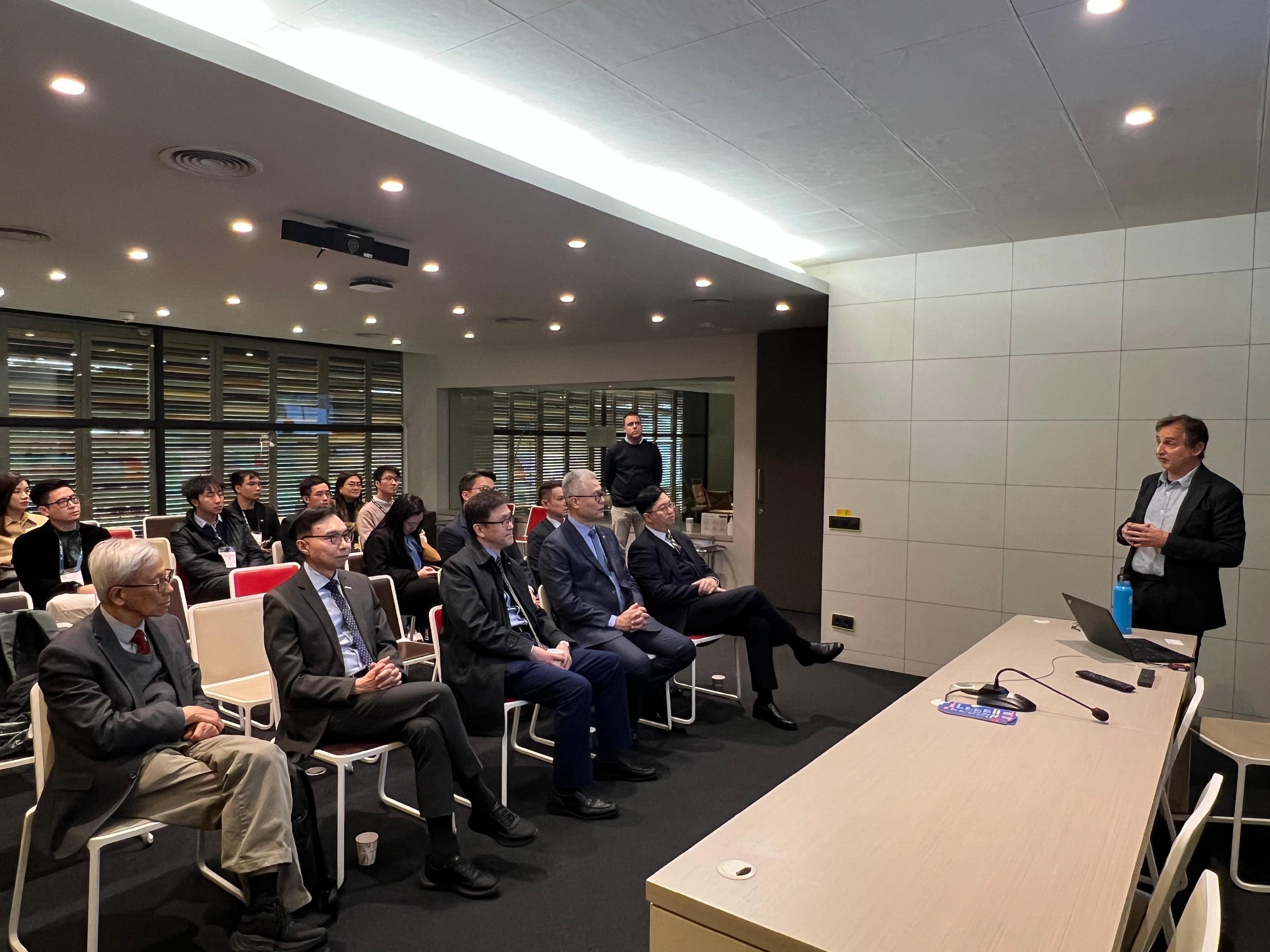 The Secretary for Innovation, Technology and Industry, Professor Sun Dong (first row, centre), visited the Barcelona Activa in Barcelona, Spain, on March 3 (Barcelona time).

