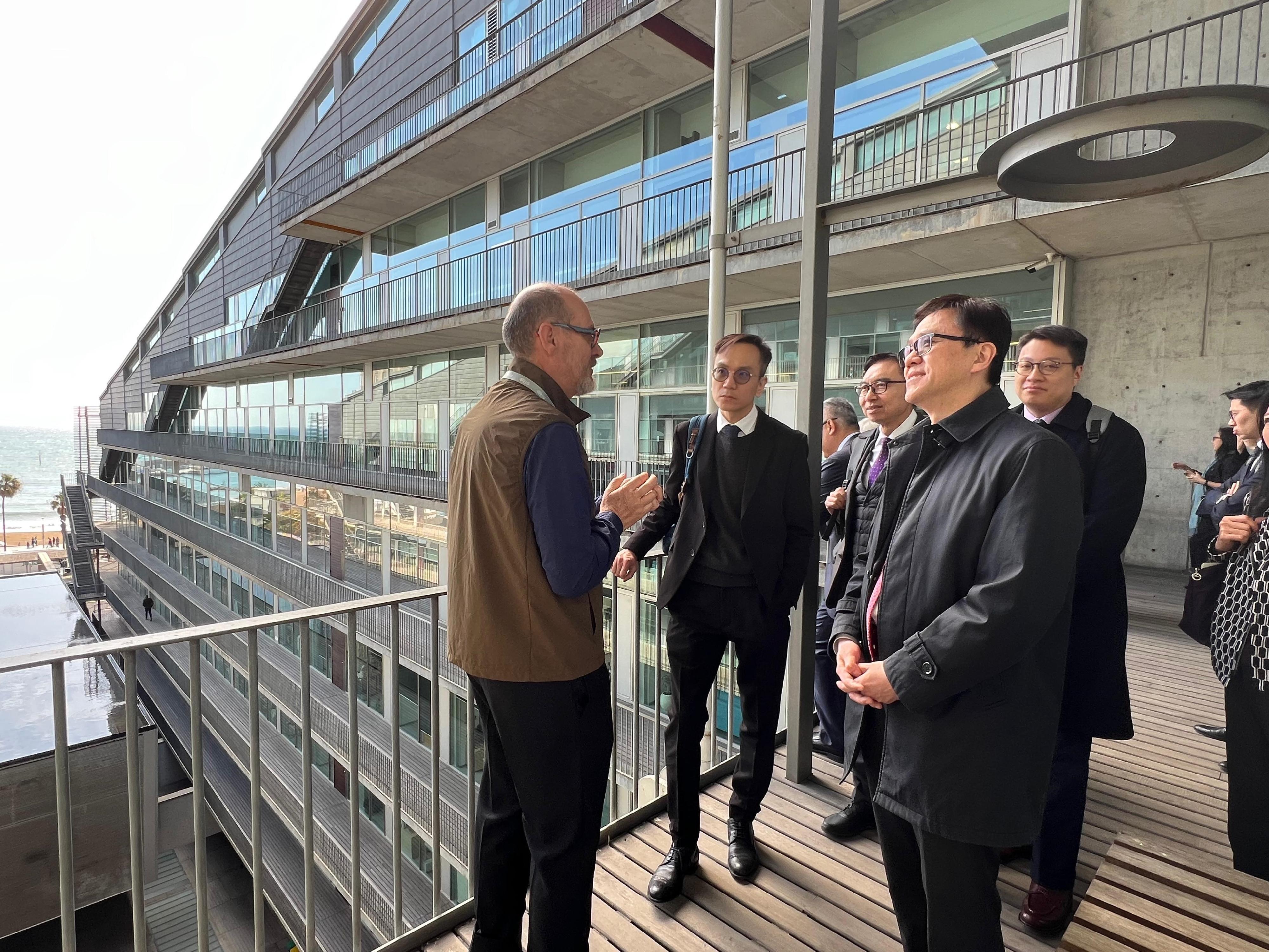 The Secretary for Innovation, Technology and Industry, Professor Sun Dong (front row, first right), and the delegation visited the Barcelona Biomedical Research Park in Barcelona, Spain on March 4 (Barcelona time), focusing on its cross-institutional collaboration model and clinical transformation outcome and applications, as well as the various support services provided to the research centres in the Park.