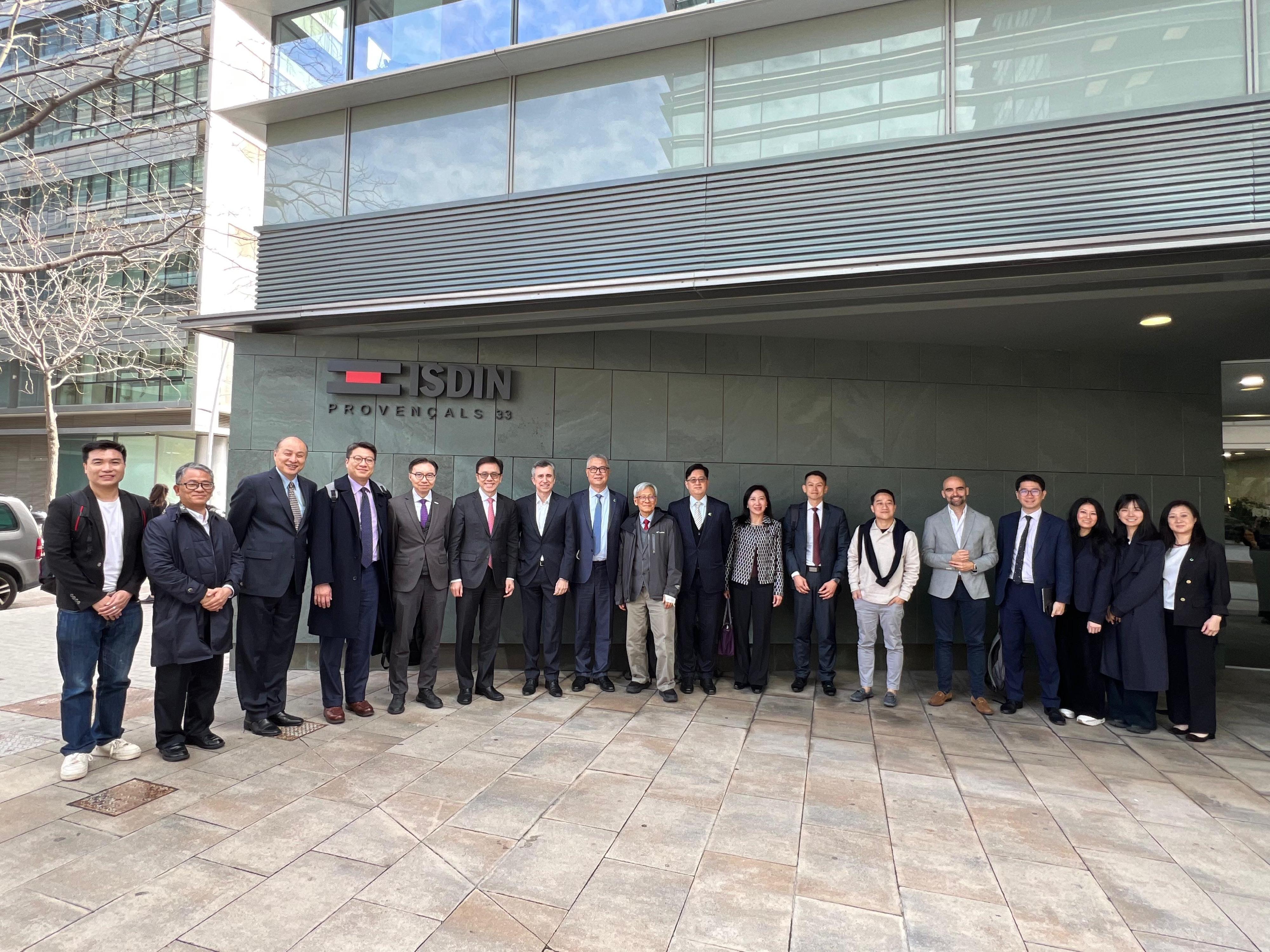 The Secretary for Innovation, Technology and Industry, Professor Sun Dong (sixth left) on March 4 (Barcelona time), and the delegation toured the headquarters of ISDIN, a cosmeceutical brand in Barcelona, Spain, and learned about the company’s solutions for dermatology conditions and its related research achievements in products.