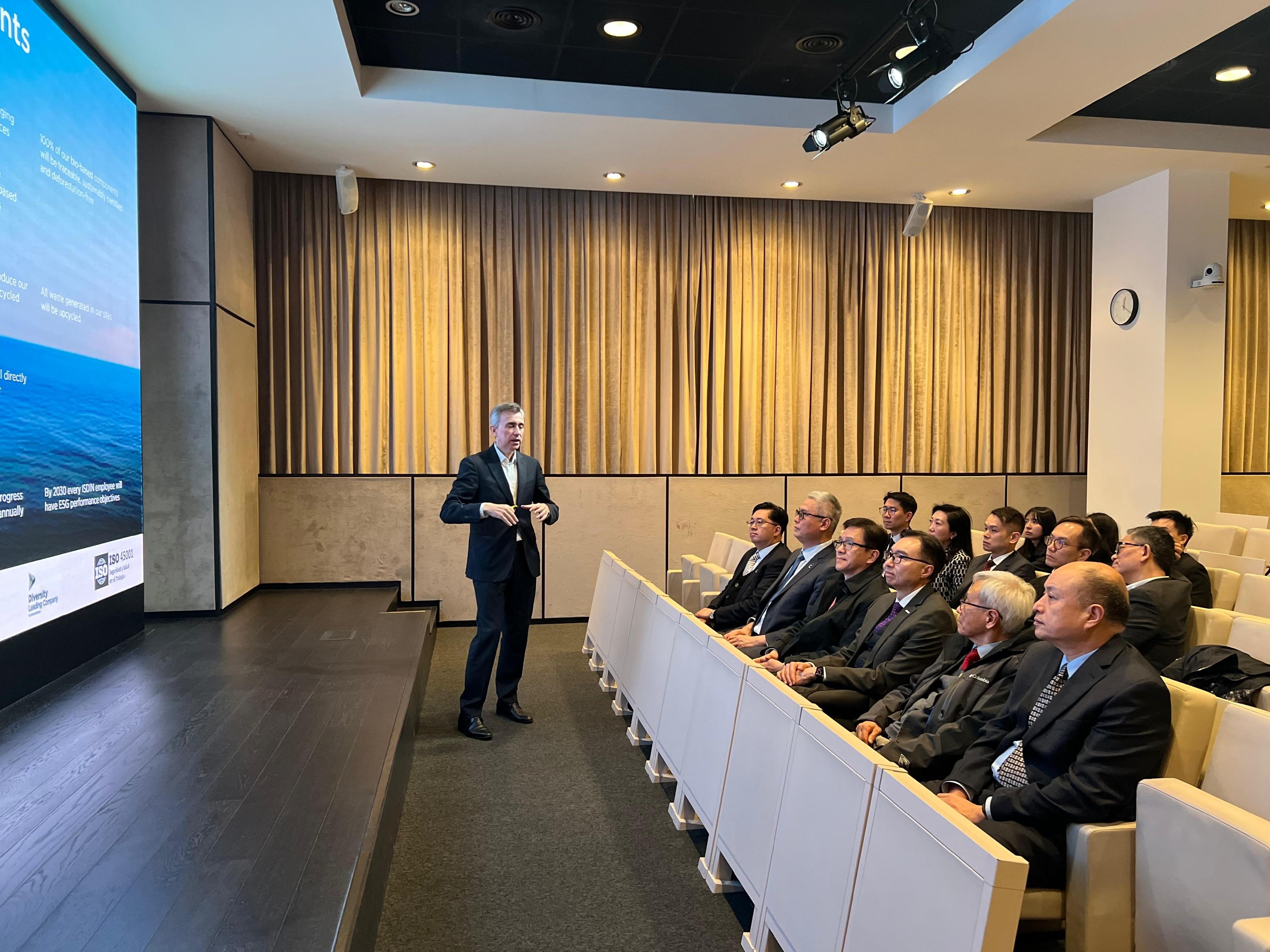 The Secretary for Innovation, Technology and Industry, Professor Sun Dong (front row, fourth right) on March 4 (Barcelona time), and the delegation toured the headquarters of ISDIN, a cosmeceutical brand in Barcelona, Spain, and learned about the company's solutions for dermatology conditions and its related research achievements in products.
