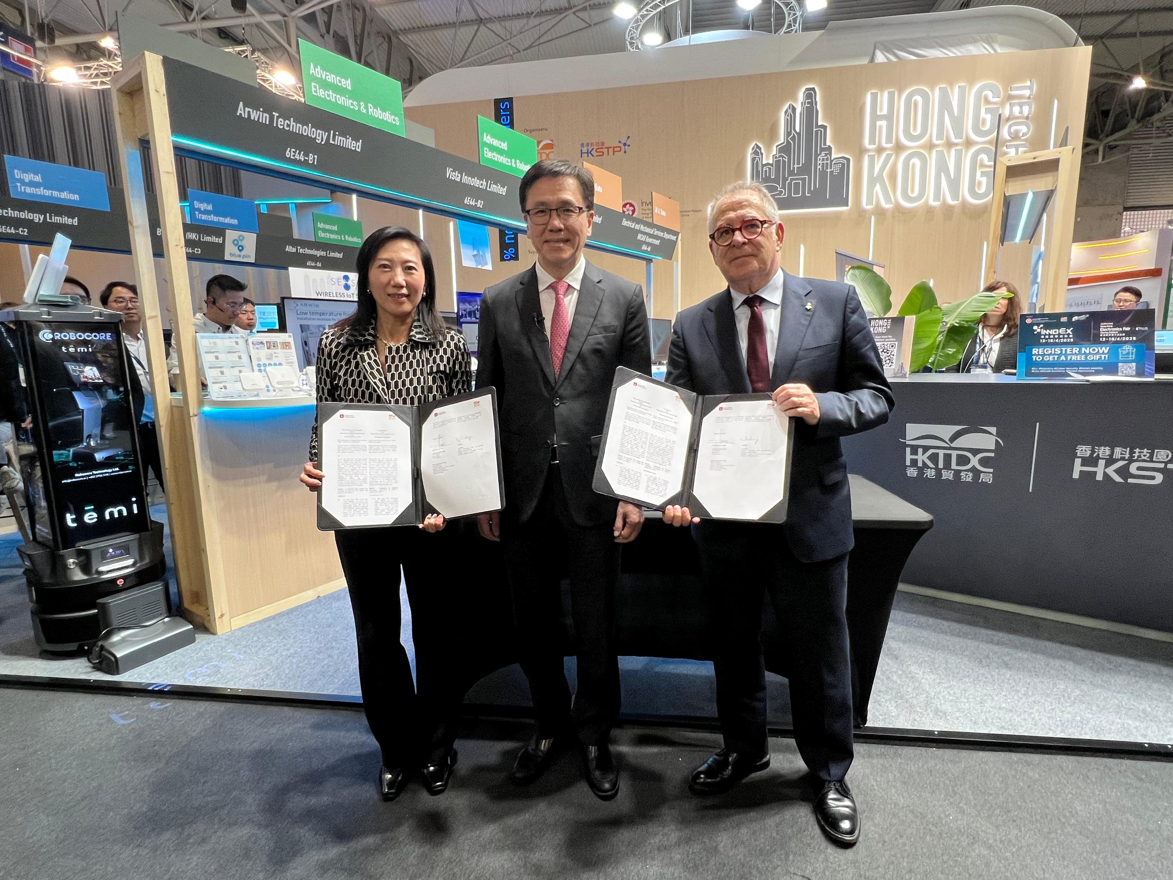 The Secretary for Innovation, Technology and Industry, Professor Sun Dong (centre) on March 4 (Barcelona time), attended the networking reception of the Hong Kong Tech Pavilion in Barcelona, Spain and witnessed the signing of Memorandum of Understanding between the Hong Kong Trade Development Council and the Barcelona City Council on promoting trade and business relations between enterprises in the two places.