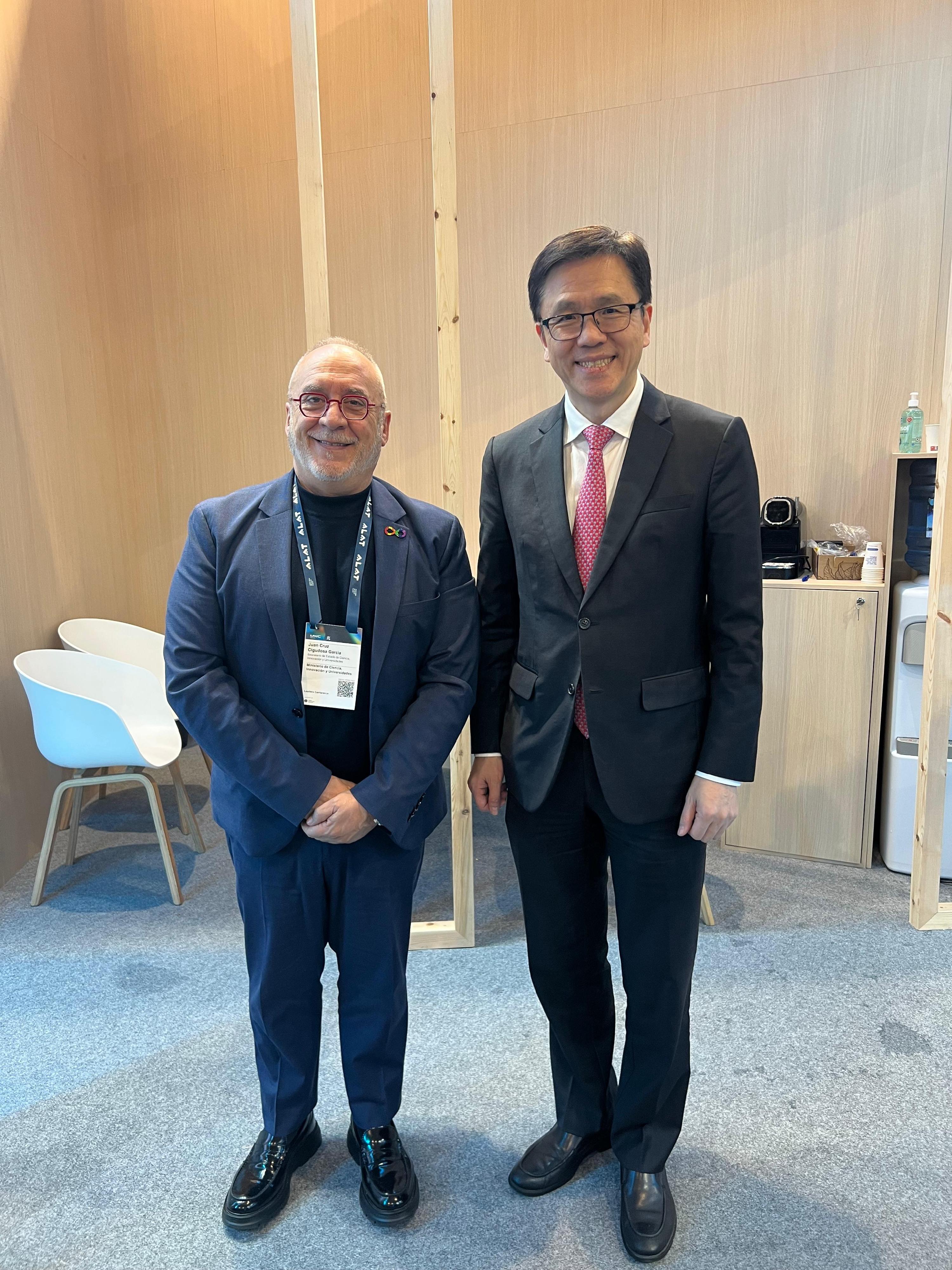 The Secretary for Innovation, Technology and Industry, Professor Sun Dong (right) on March 4 (Barcelona time), met with the Secretary of State for Science, Innovation, and Universities of Spain, Mr Juan Cruz Cigudosa (left).