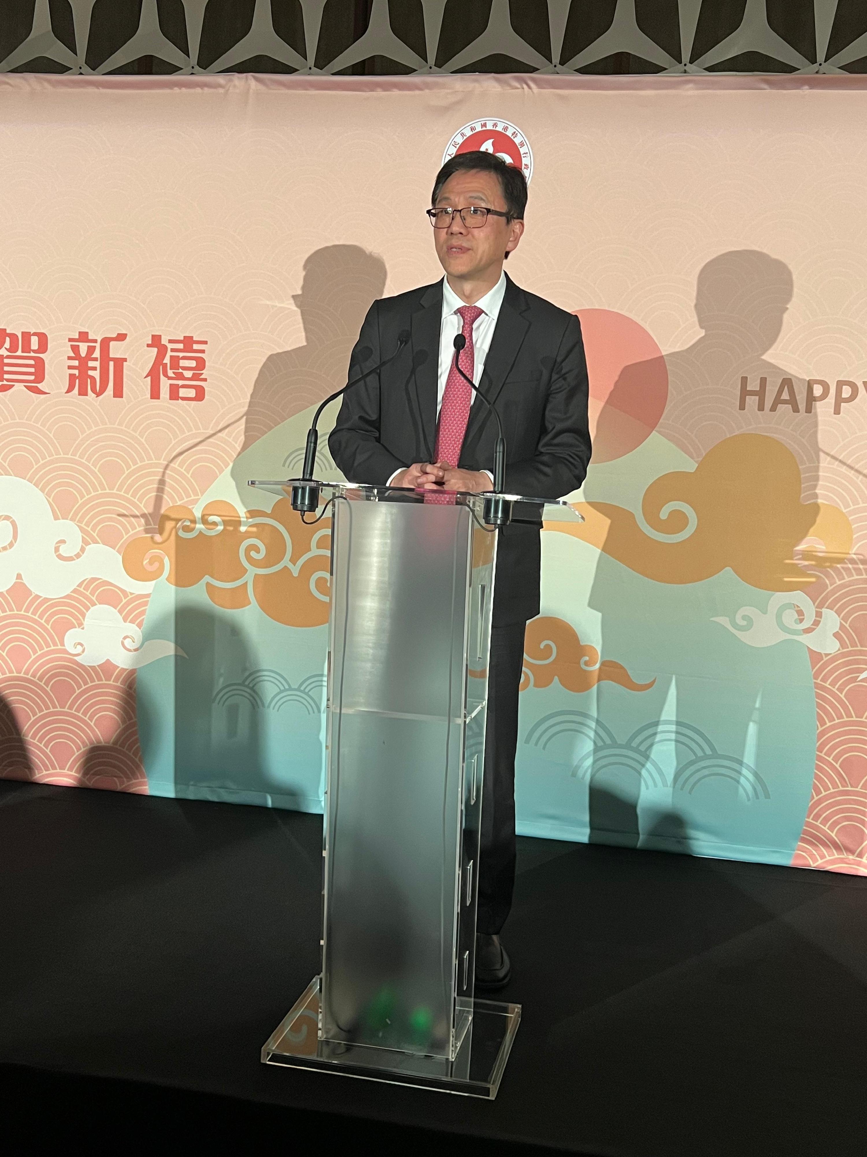 The Secretary for Innovation, Technology and Industry, Professor Sun Dong on March 4 (Barcelona time) attended the Chinese New Year reception hosted by the Hong Kong Economic and Trade Office in Brussels, where he shared with about 150 leaders and executives from the business and political sectors and innovation and technology (I&T) community in Barcelona the vision and efforts of Hong Kong to develop into an international I&T centre.