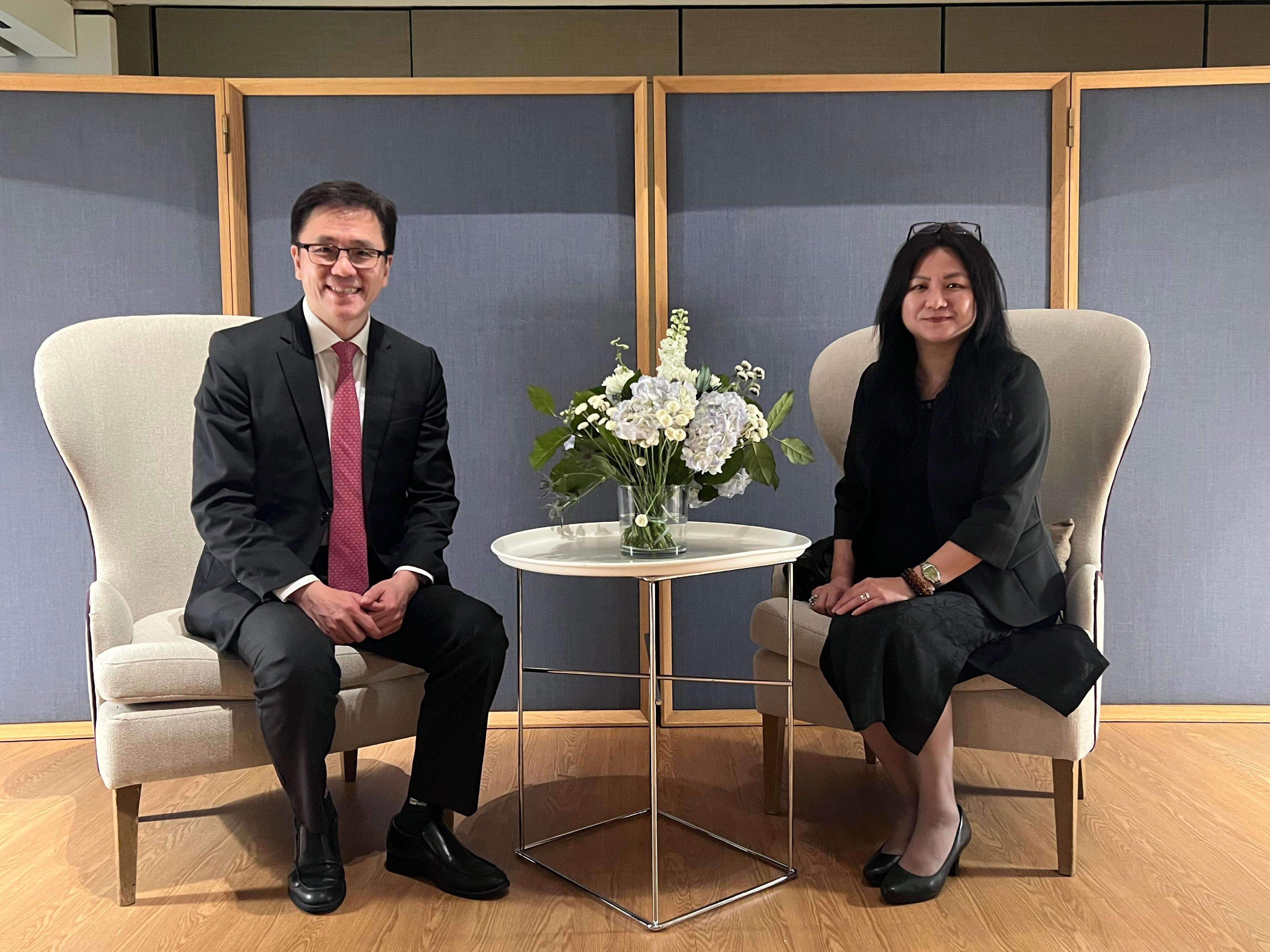 The Secretary for Innovation, Technology and Industry, Professor Sun Dong (left) on March 4 (Barcelona time) had a brief exchange with the Consul General of the People's Republic of China in Barcelona, Ms Meng Yuhong (right), during the Chinese New Year reception hosted by the Hong Kong Economic and Trade Office in Brussels.