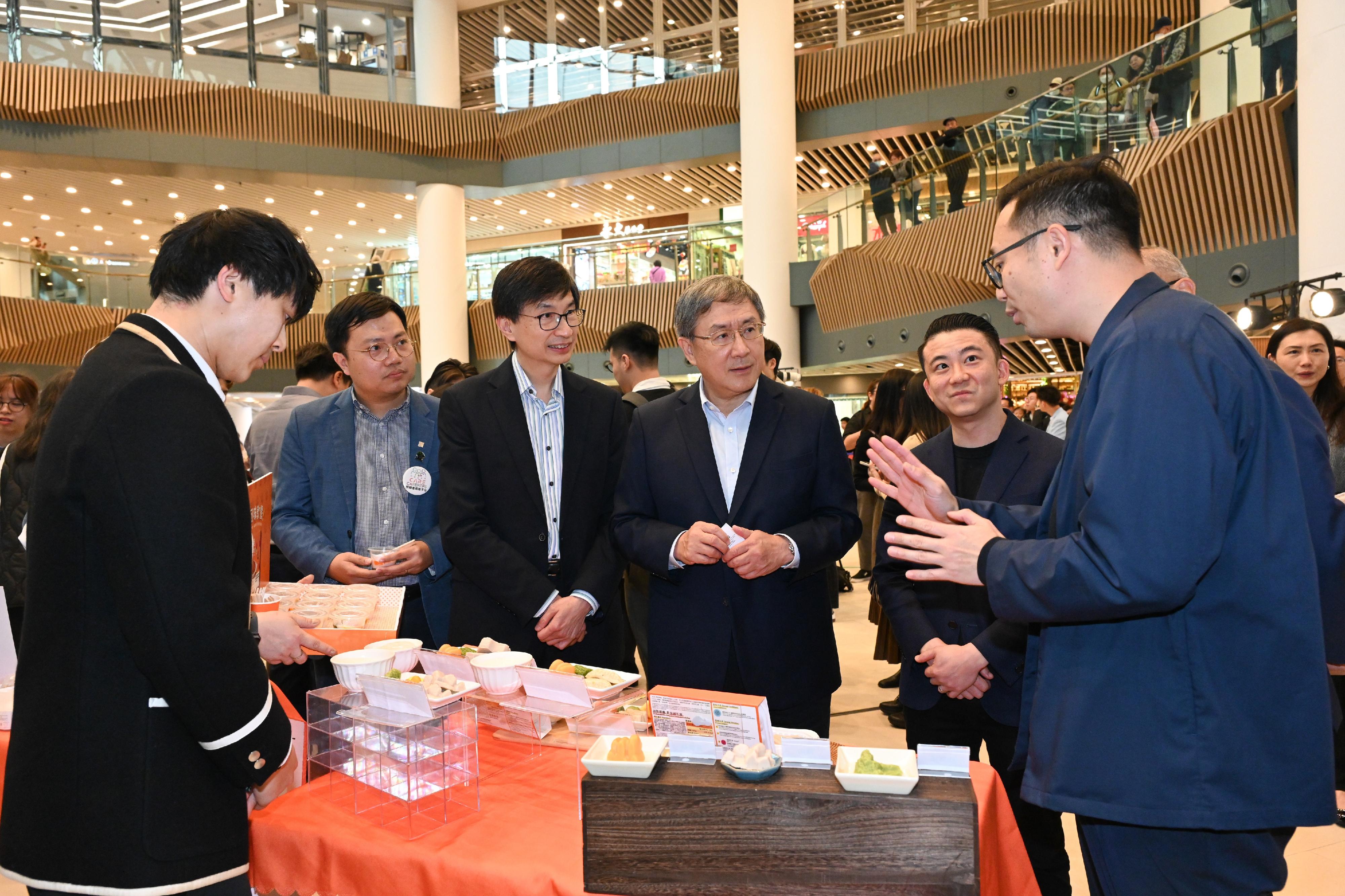 政務司副司長卓永興（右三）今日（三月五日）出席大快活X領展與愛同行啟動禮前，參觀攤位，了解多款照顧吞嚥困難人士的軟餐選擇。
