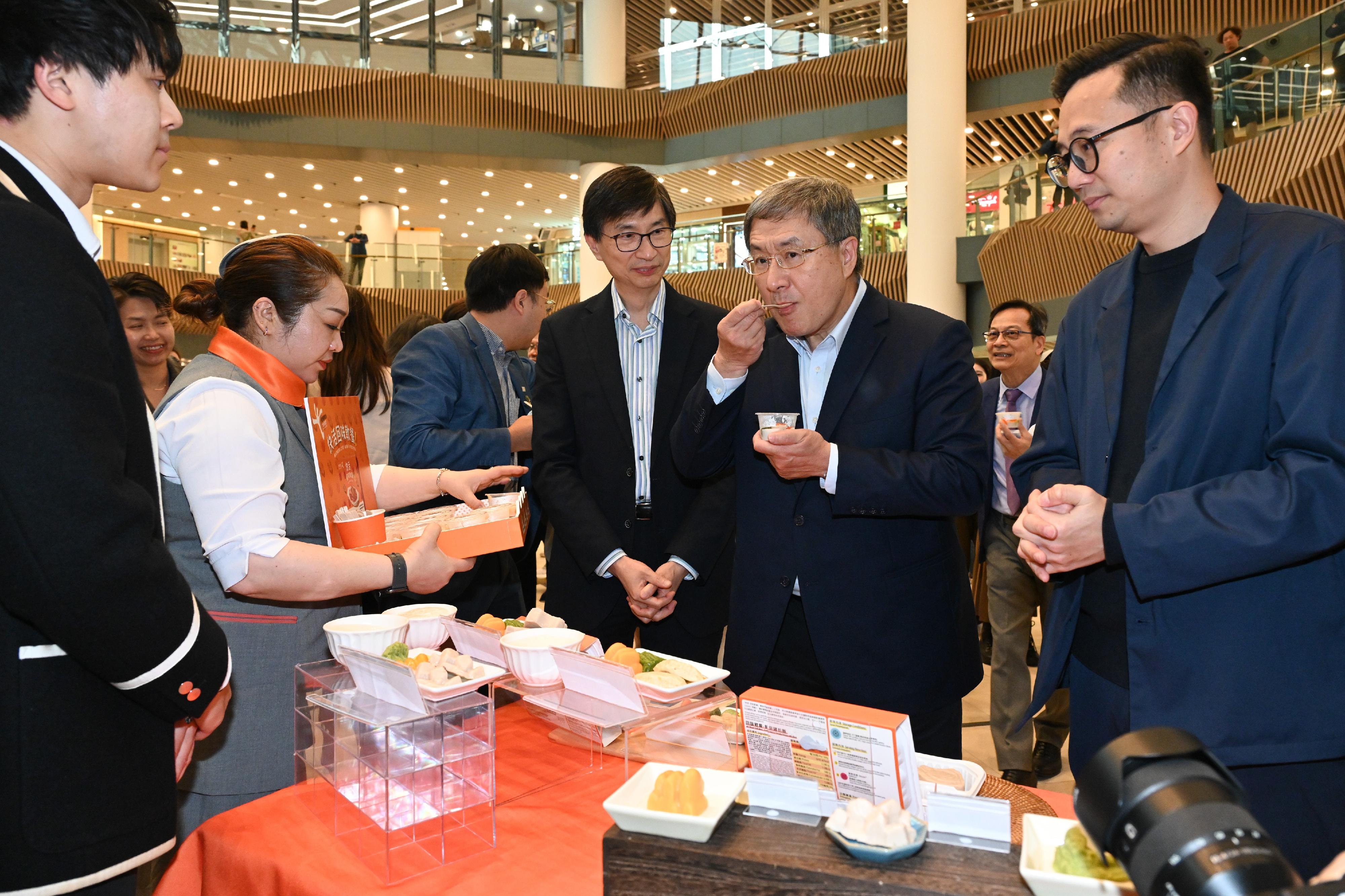 政務司副司長卓永興（右二）今日（三月五日）出席大快活X領展與愛同行啟動禮，並試食軟餐。