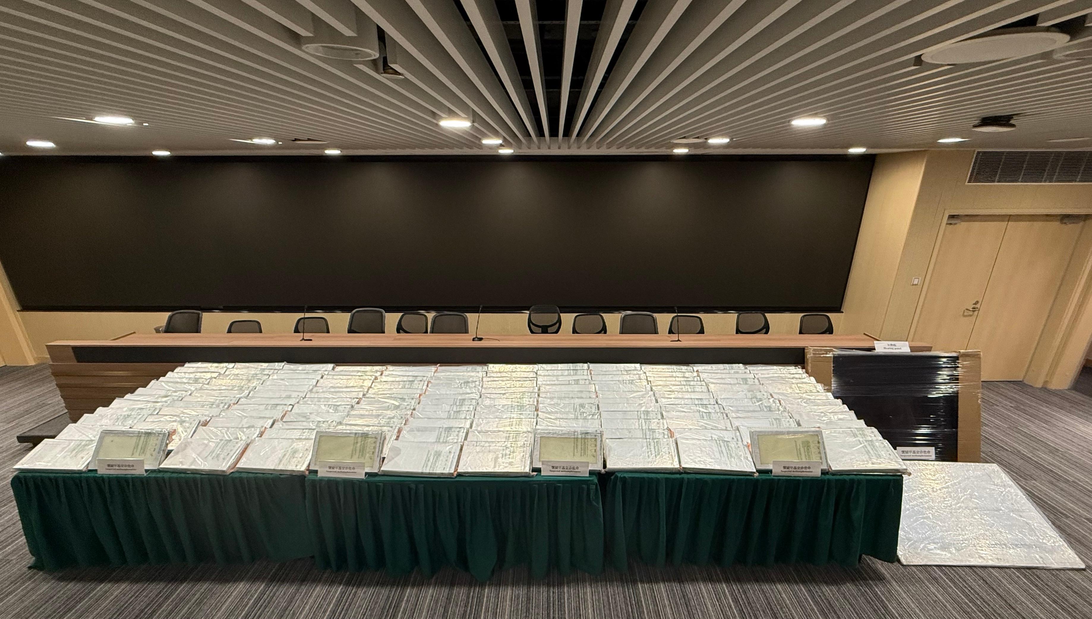 香港海關二月十日在葵涌檢獲約六百八十公斤懷疑冰毒，估計市值約三億六千萬元。圖示檢獲的懷疑冰毒。