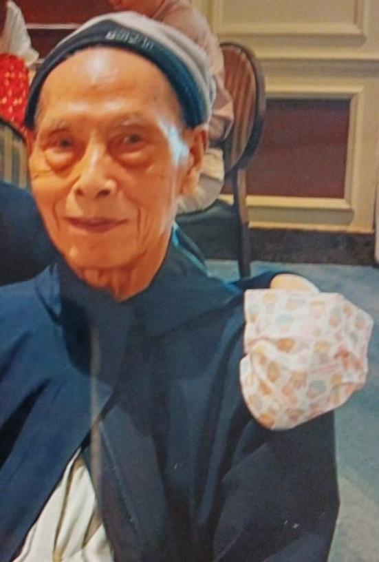 Fung King-tong, aged 90, is about 1.55 metres tall, 45 kilograms in weight and of thin build. He has a long face with yellow complexion and short white hair. He was last seen wearing a blue jacket, black trousers, black shoes, carrying a beige recycle bag and a long umbrella.