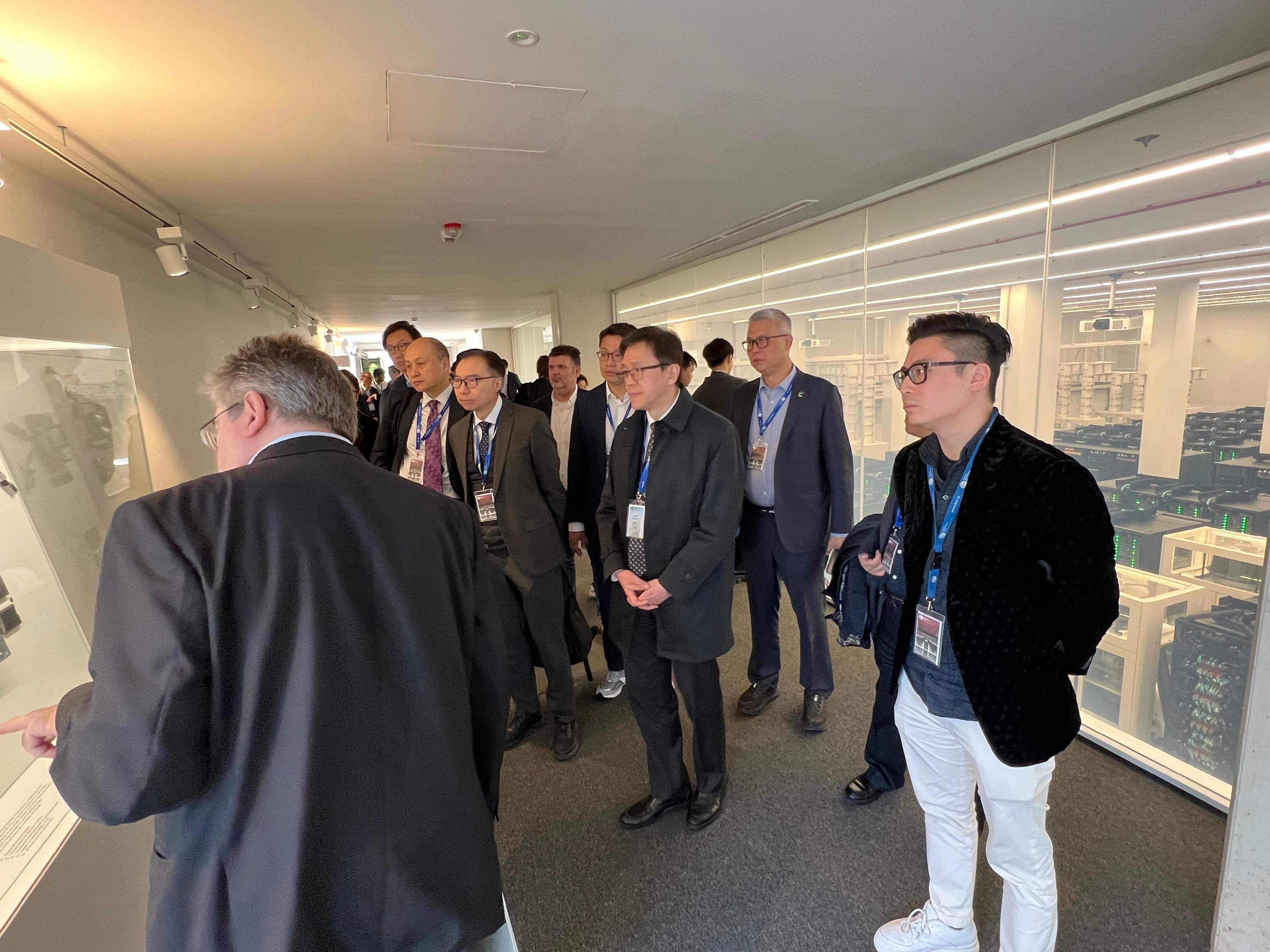 The Secretary for Innovation, Technology and Industry, Professor Sun Dong (third right) on March 5 (Barcelona time), and the delegation visited the Barcelona Supercomputing Center. They were briefed on the technology of MareNostrum 5, one of the most powerful supercomputers in Spain, quantum computers, the establishment of AI factories and the innovative achievements in promoting the development of high-performance computing in Spain and the whole of Europe as well as applications.