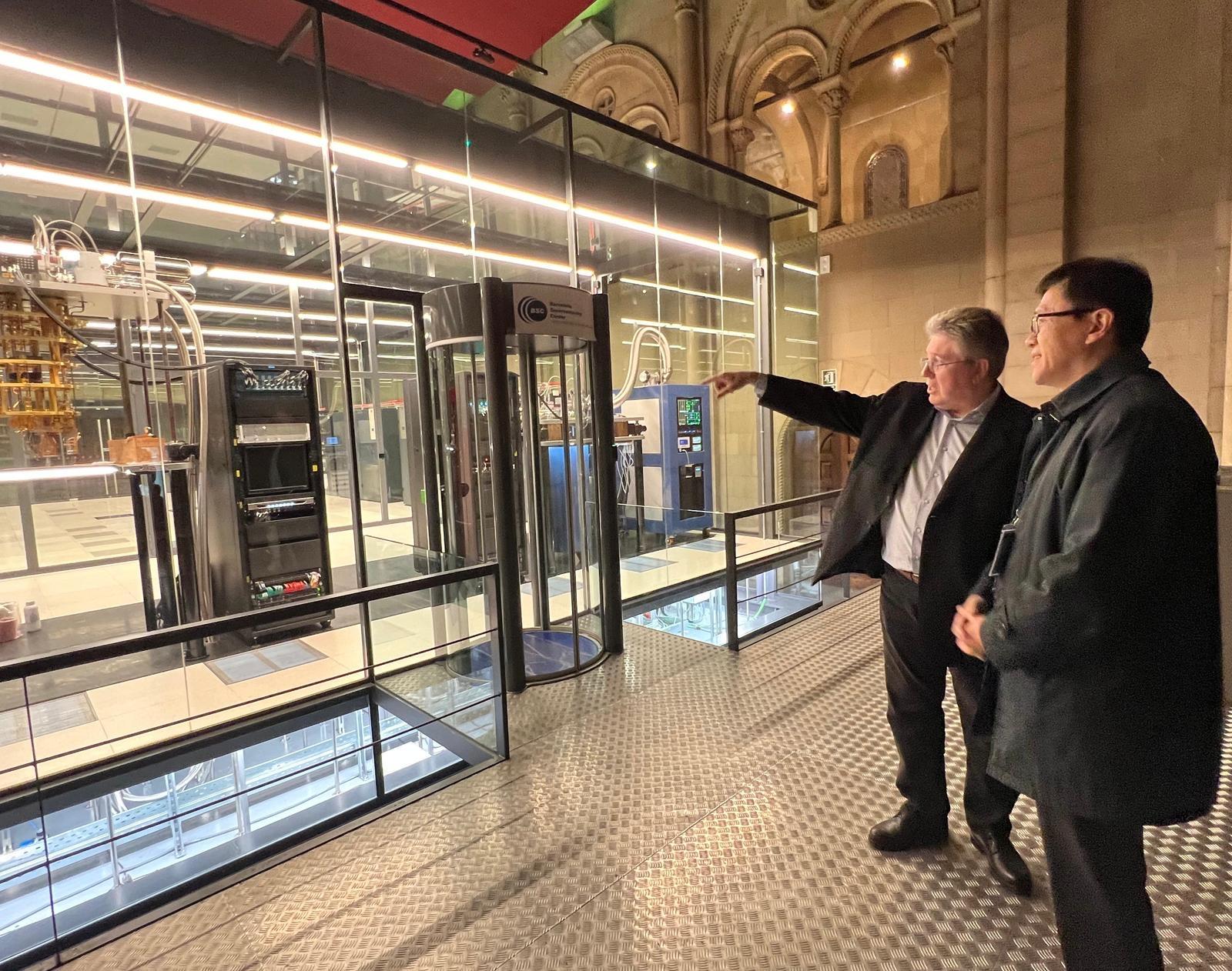 The Secretary for Innovation, Technology and Industry, Professor Sun Dong (right) on March 5 (Barcelona time), and the delegation visited the Barcelona Supercomputing Center. They were briefed on the technology of MareNostrum 5, one of the most powerful supercomputers in Spain, quantum computers, the establishment of AI factories and the innovative achievements in promoting the development of high-performance computing in Spain and the whole of Europe as well as applications. 