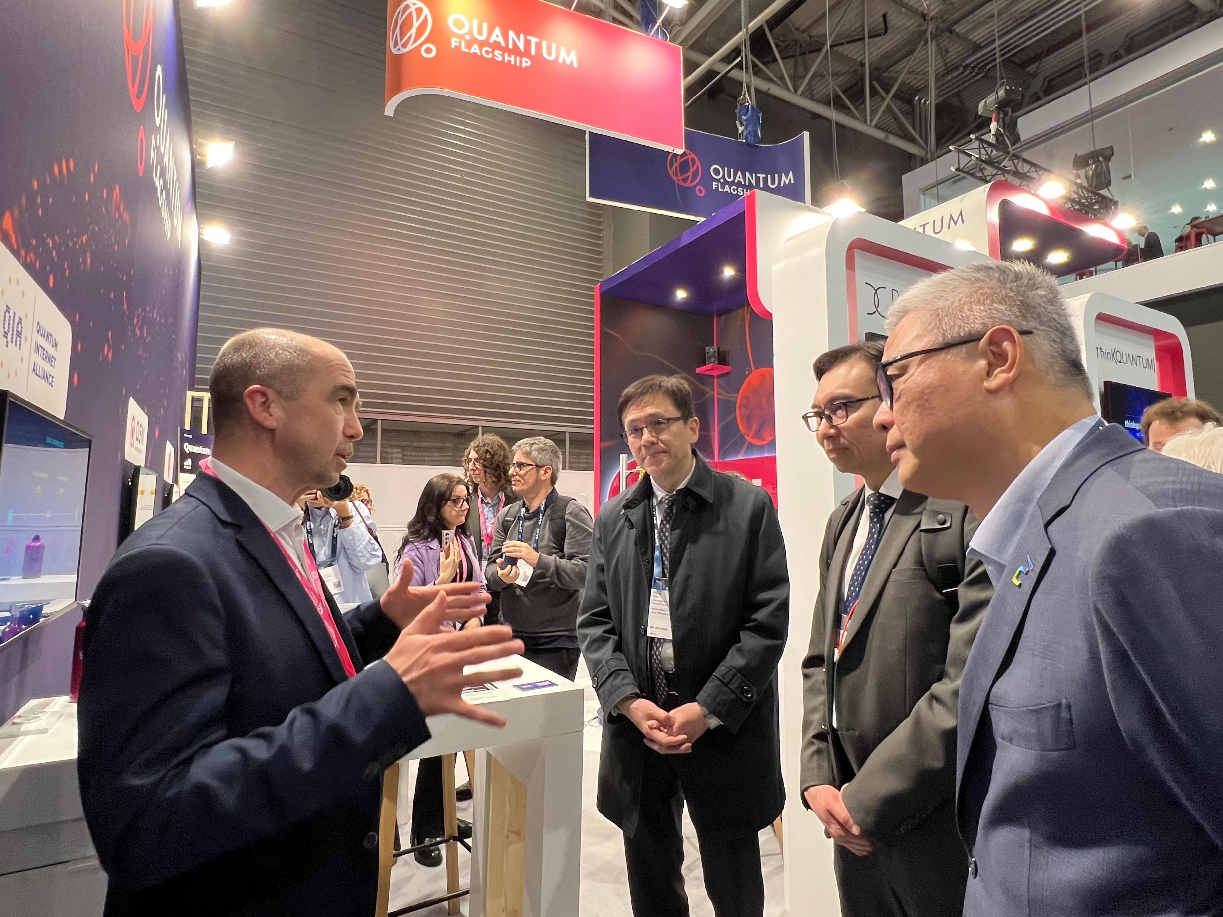 The Secretary for Innovation, Technology and Industry, Professor Sun Dong (third right) on March 5 (Barcelona time), visited various exhibition pavilions on-site, including the EU Quantum Flagship, to learn about the latest quantum technologies and initiatives of companies under the flagship.


